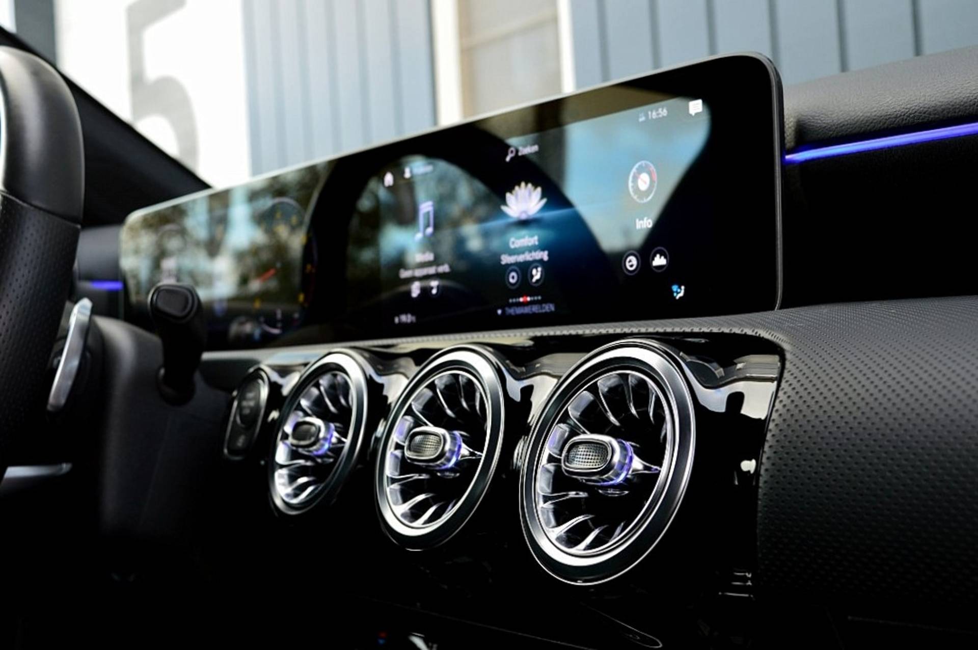 Mercedes-Benz A-Klasse 200 Business Solution AMG Rijklaarprijs-Garantie Sfeerverlichting Navigatie Panorama dak Led Camera Airco - 25/42