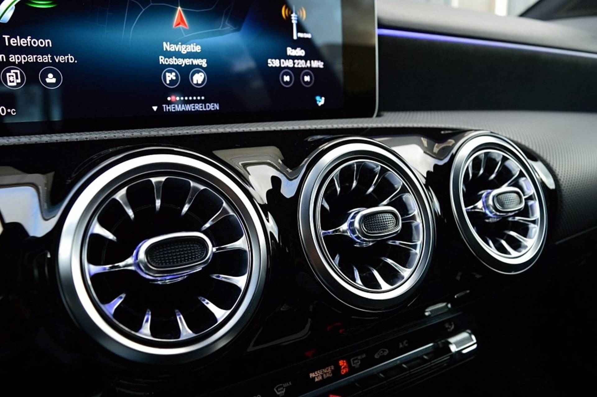Mercedes-Benz A-Klasse 200 Business Solution AMG Rijklaarprijs-Garantie Sfeerverlichting Navigatie Panorama dak Led Camera Airco - 26/42