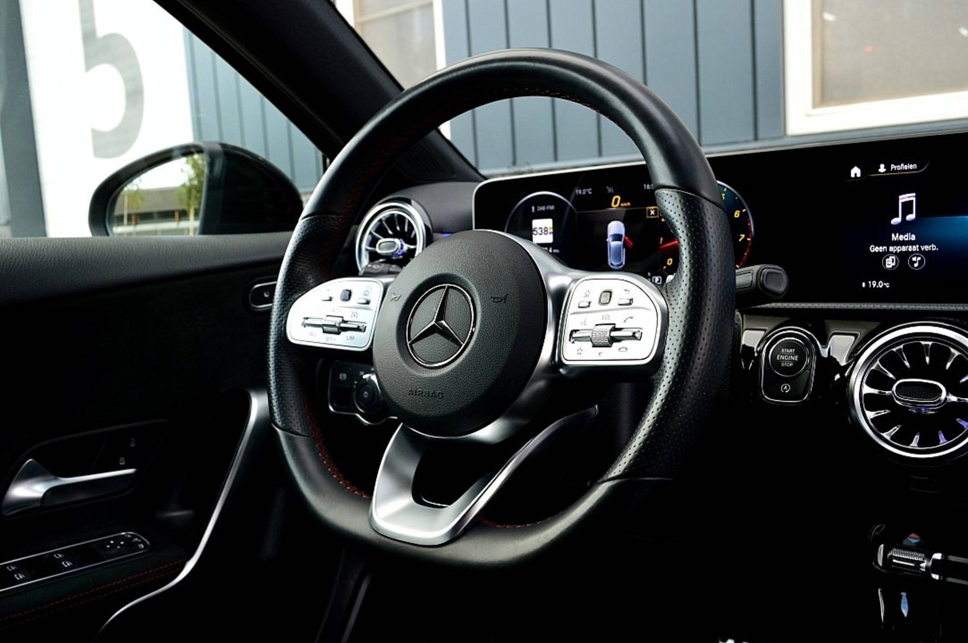 Mercedes-Benz A-Klasse 200 Business Solution AMG Rijklaarprijs-Garantie Sfeerverlichting Navigatie Panorama dak Led Camera Airco - 40/42