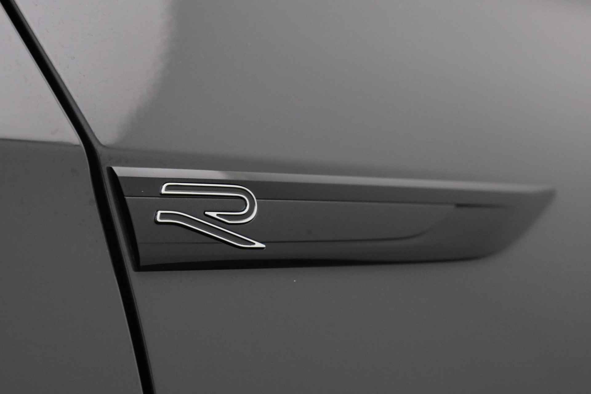 Volkswagen Golf 1.5 eTSI 150PK DSG R-Line Business | Pano | Harman/Kardon | IQ Light | Keyless | Camera | 17 inch - 10/42