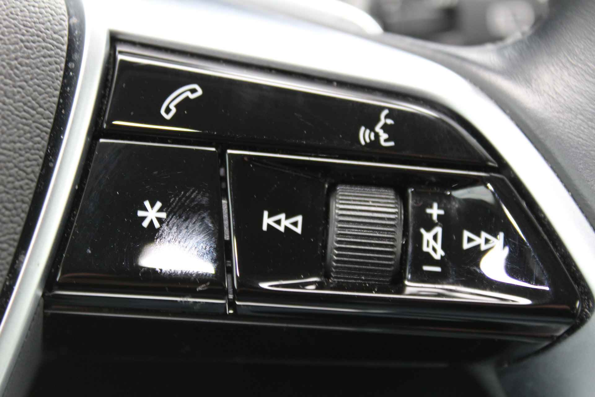 Audi e-tron 50 quattro edition 71 kWh | Wegenbelastingvrij tot 2030 | 500 Km actieradius | Incl. 1 jaar Garantie | Dynamic Knipperlicht | Matrix LED Koplampen | Adaptive cruise | Stoelverwarming | Achteruitrijcamera | Automatisch inparkeren | Navigatie | Climate controle | Keyless start | Parkeersensoren V+A | Trekhaak | 20 Inch LMV | Half lederen/alcantara bekleding | Virtual cockpit | - 44/59