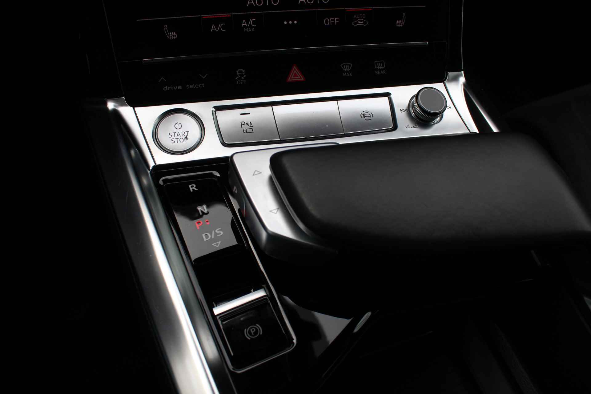 Audi e-tron 50 quattro edition 71 kWh | Wegenbelastingvrij tot 2030 | 500 Km actieradius | Incl. 1 jaar Garantie | Dynamic Knipperlicht | Matrix LED Koplampen | Adaptive cruise | Stoelverwarming | Achteruitrijcamera | Automatisch inparkeren | Navigatie | Climate controle | Keyless start | Parkeersensoren V+A | Trekhaak | 20 Inch LMV | Half lederen/alcantara bekleding | Virtual cockpit | - 55/59