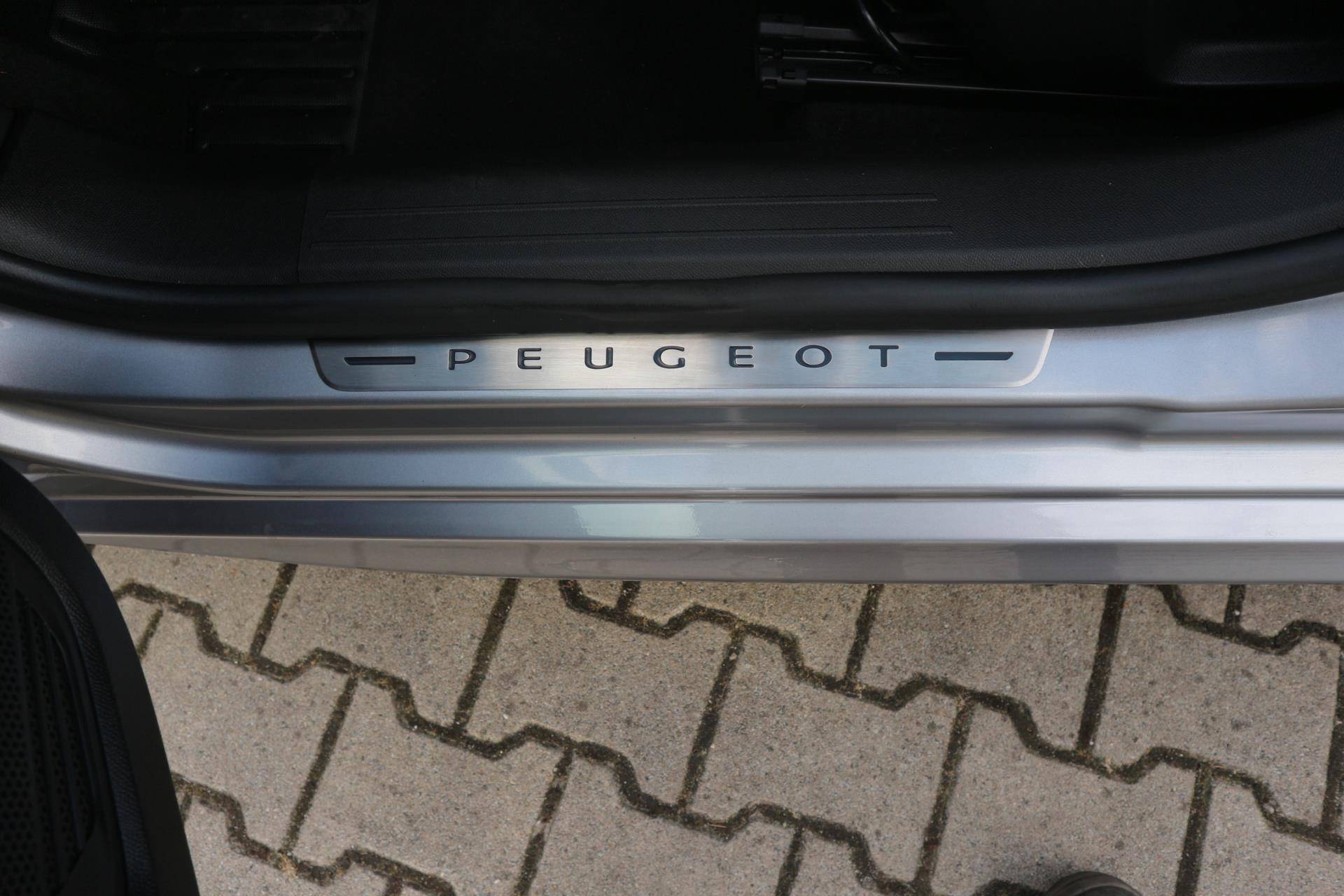 Peugeot 208 1.2 PureTech Active Pack NAVI LED PDC LMV!! - 12/30