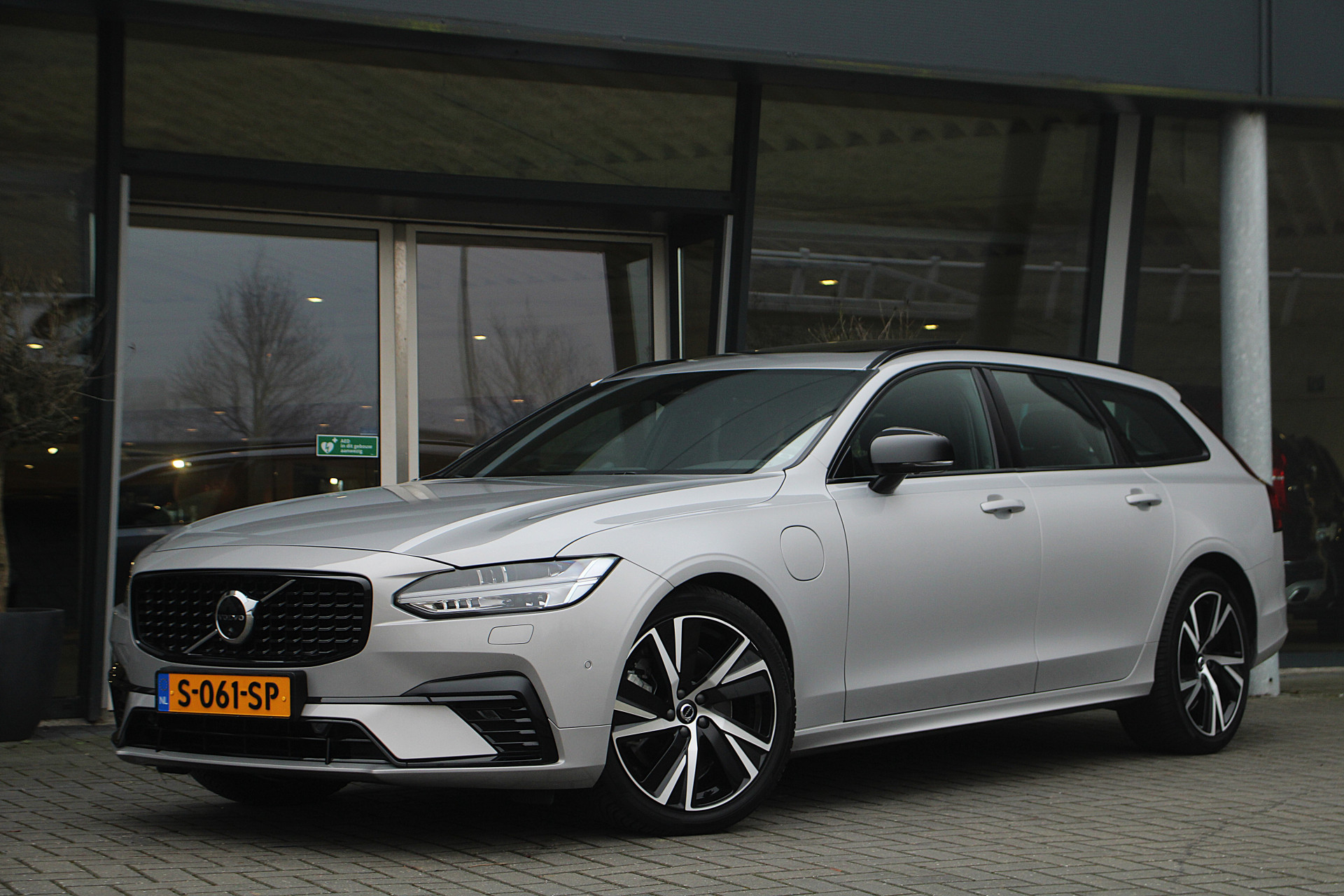 Volvo V90 T6 Recharge AWD Ultimate Dark | Luchtvering | Bowers & Wilkins | 360° Camera | Gelamineerd glas | Trekhaak