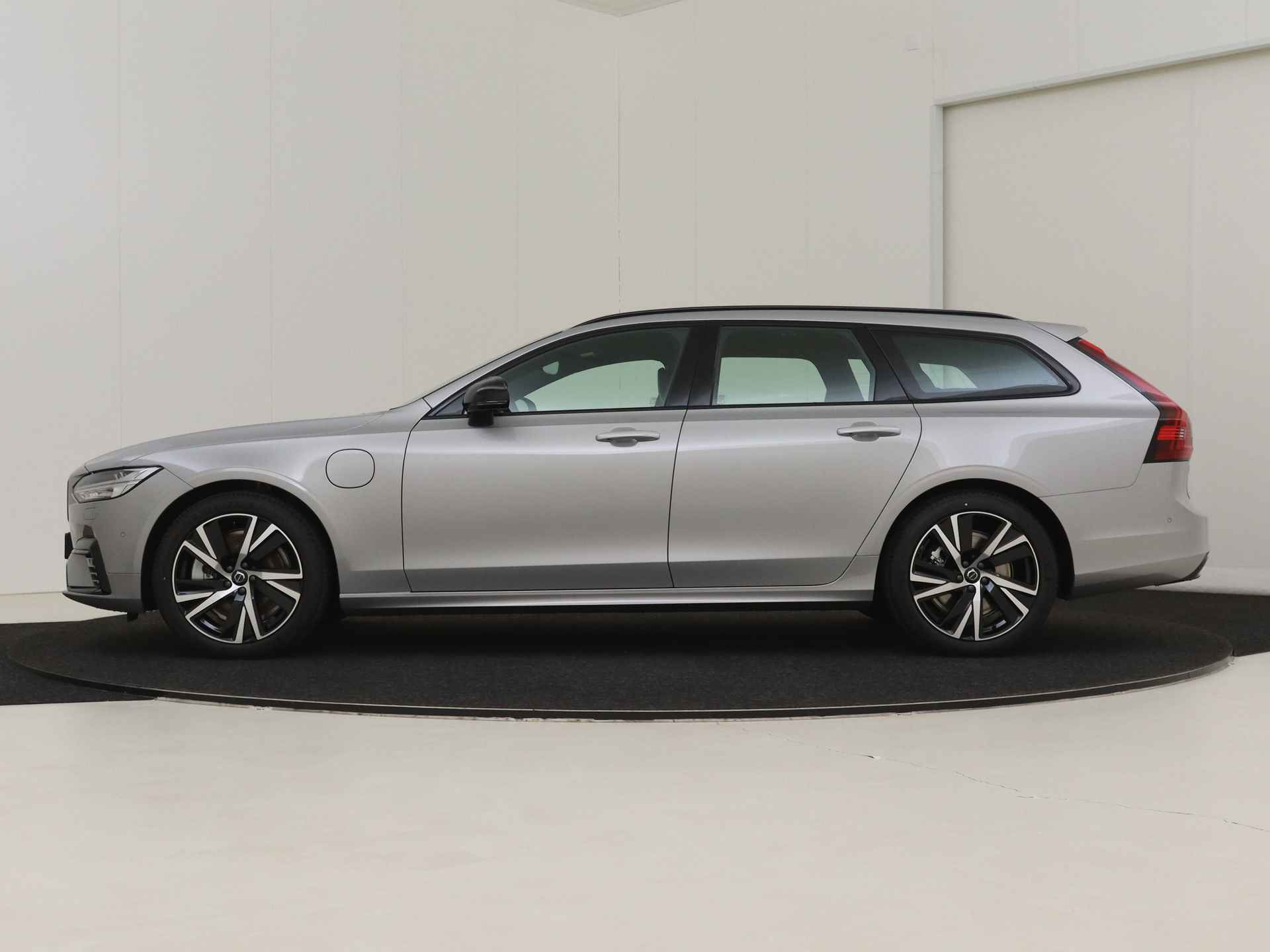 Volvo V90 T6 Recharge AWD Ultimate Dark | Luchtvering | Bowers & Wilkins | 360° Camera | Gelamineerd glas | Trekhaak - 4/17