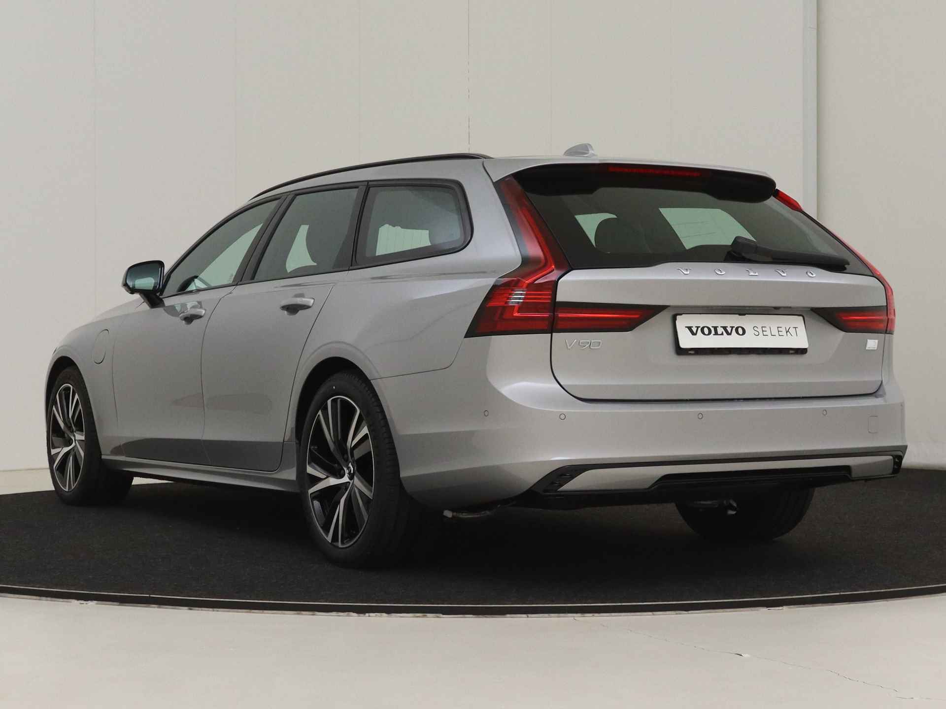 Volvo V90 T6 Recharge AWD Ultimate Dark | Luchtvering | Bowers & Wilkins | 360° Camera | Gelamineerd glas | Trekhaak - 5/17