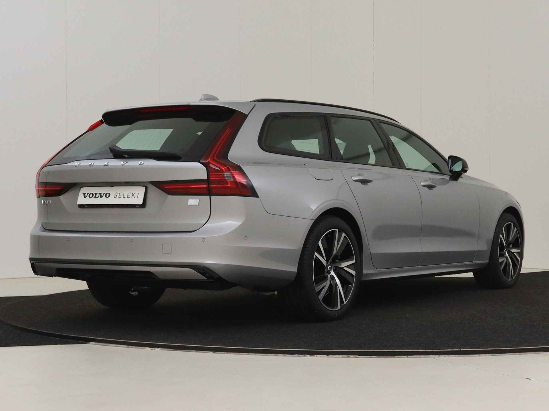 Volvo V90 T6 Recharge AWD Ultimate Dark | Luchtvering | Bowers & Wilkins | 360° Camera | Gelamineerd glas | Trekhaak - 7/17