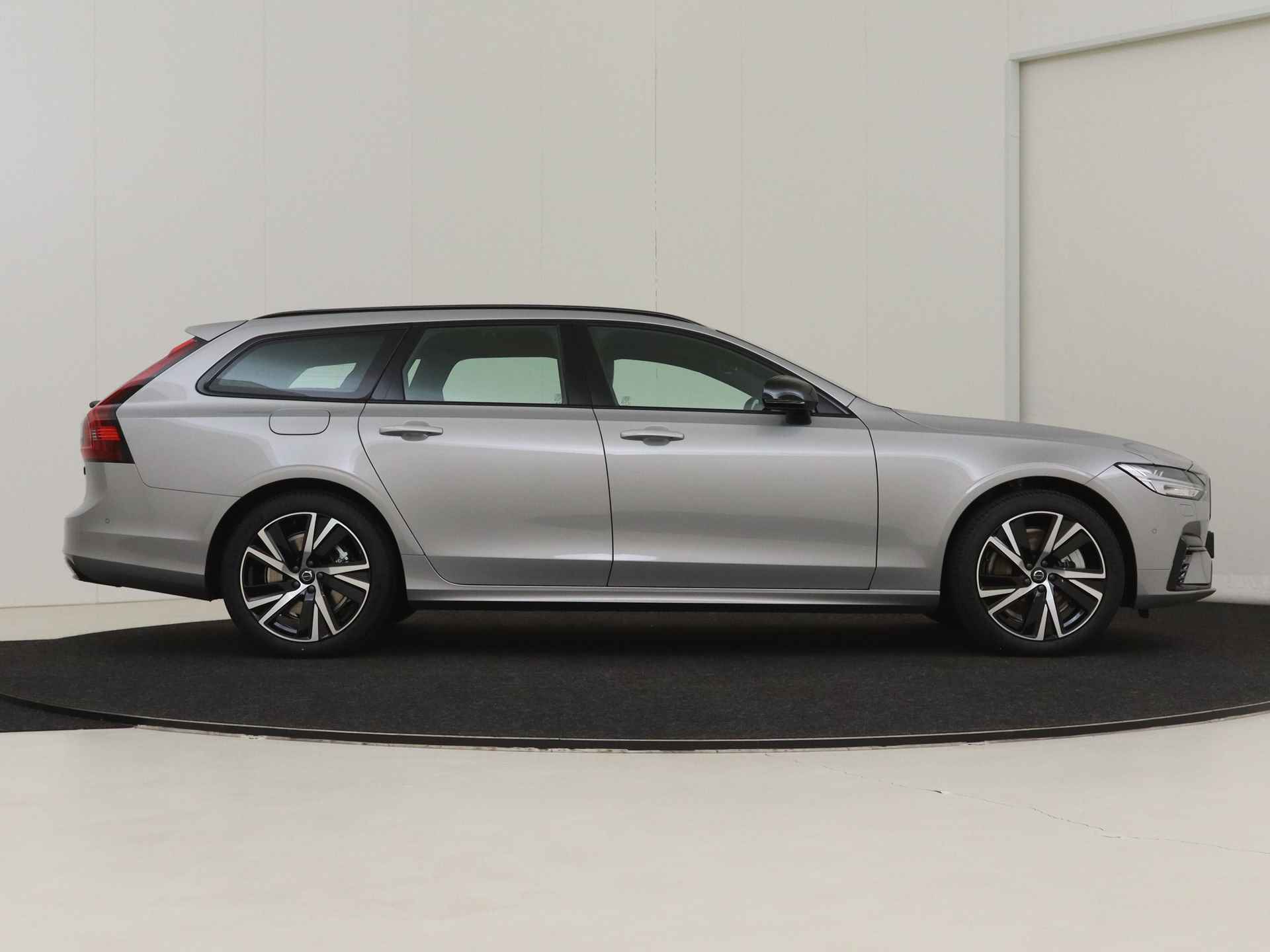 Volvo V90 T6 Recharge AWD Ultimate Dark | Luchtvering | Bowers & Wilkins | 360° Camera | Gelamineerd glas | Trekhaak - 8/17