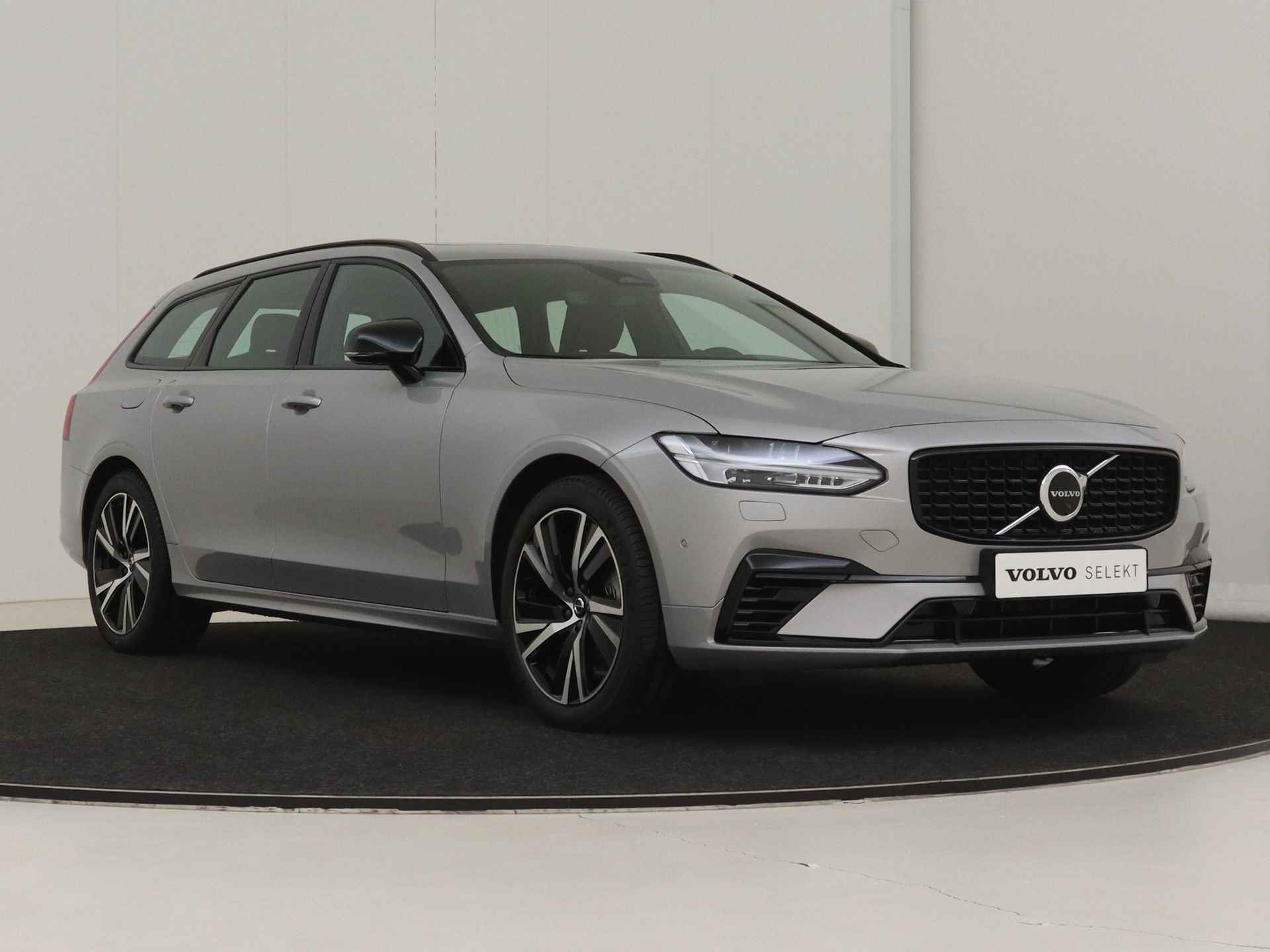 Volvo V90 T6 Recharge AWD Ultimate Dark | Luchtvering | Bowers & Wilkins | 360° Camera | Gelamineerd glas | Trekhaak - 9/17