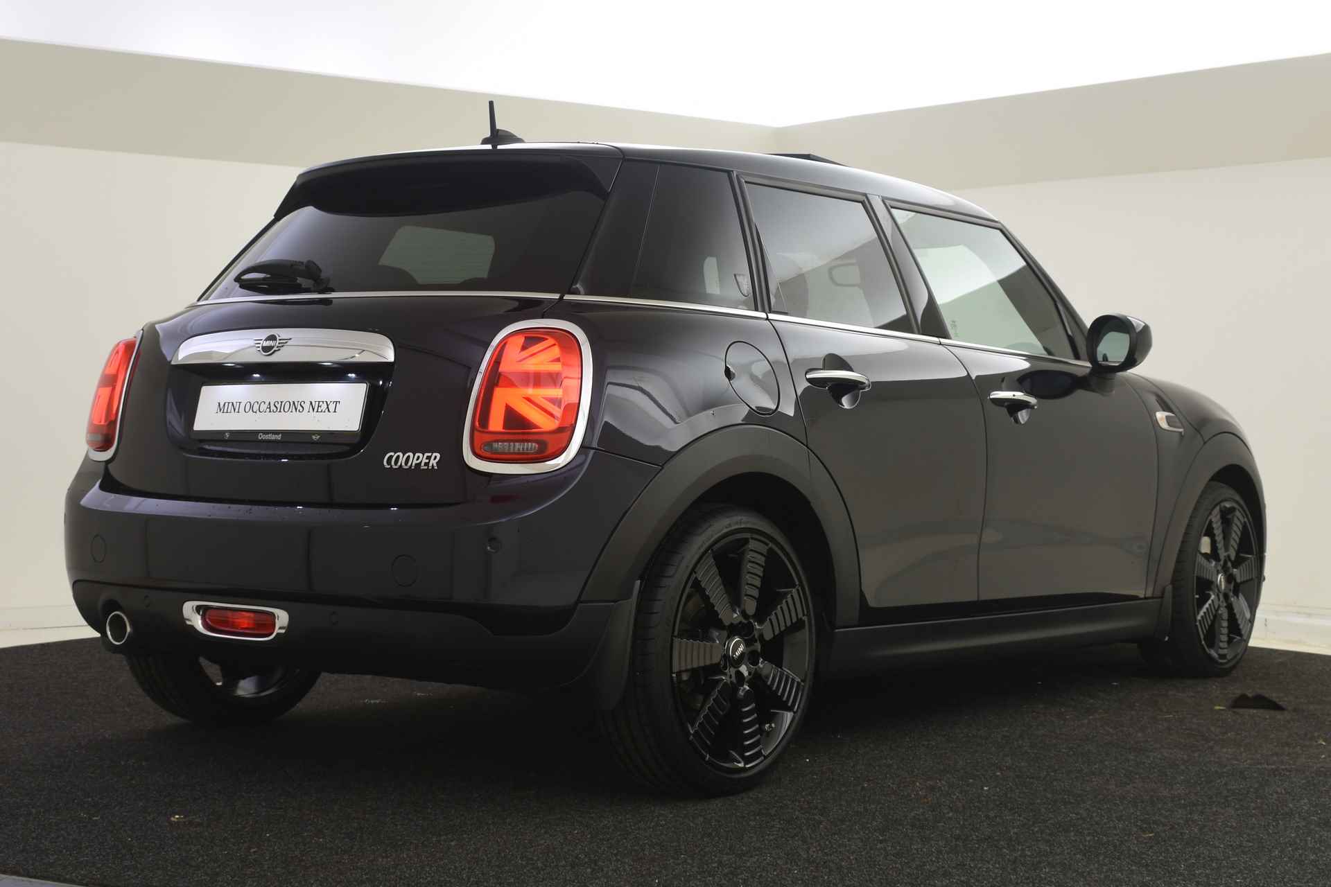 MINI Hatchback Cooper Automaat / Panoramadak / Comfort Access / LED / Park Assistant / Apple CarPlay / Stoelverwarming - 3/49