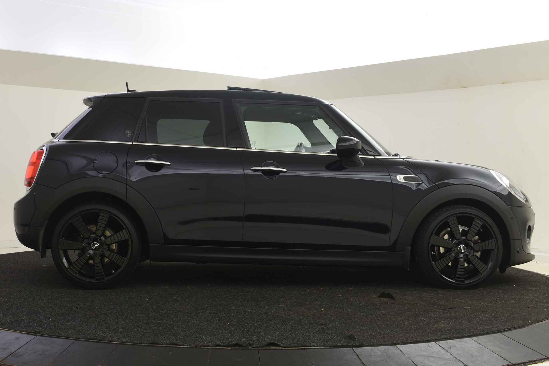 MINI Hatchback Cooper Automaat / Panoramadak / Comfort Access / LED / Park Assistant / Apple CarPlay / Stoelverwarming - 12/49