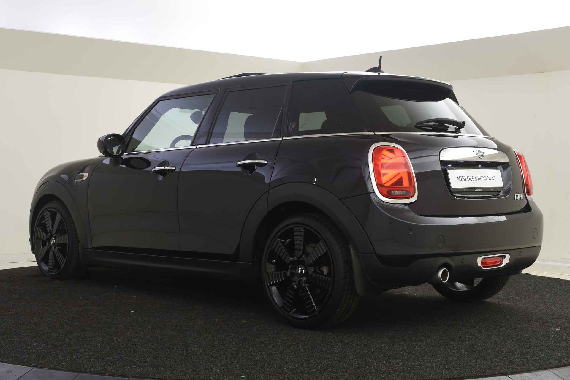 MINI Hatchback Cooper Automaat / Panoramadak / Comfort Access / LED / Park Assistant / Apple CarPlay / Stoelverwarming - 13/49