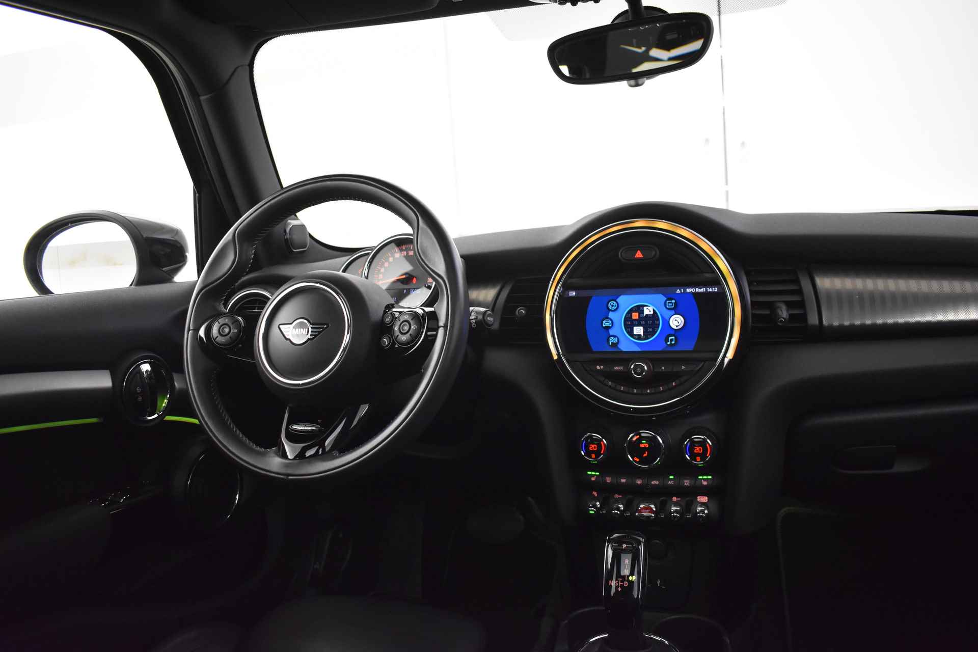 MINI Hatchback Cooper Automaat / Panoramadak / Comfort Access / LED / Park Assistant / Apple CarPlay / Stoelverwarming - 17/49