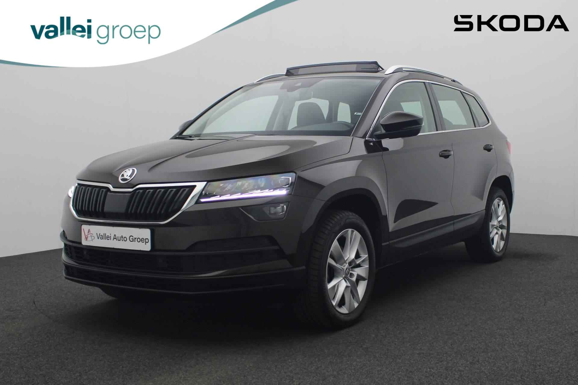 Skoda Karoq 1.5 TSI 150PK ACT Business Edition | Pano | Camera | Stoelverwarming | Navi | Parkeersensoren voor/achter | ACC | Keyless - 1/38