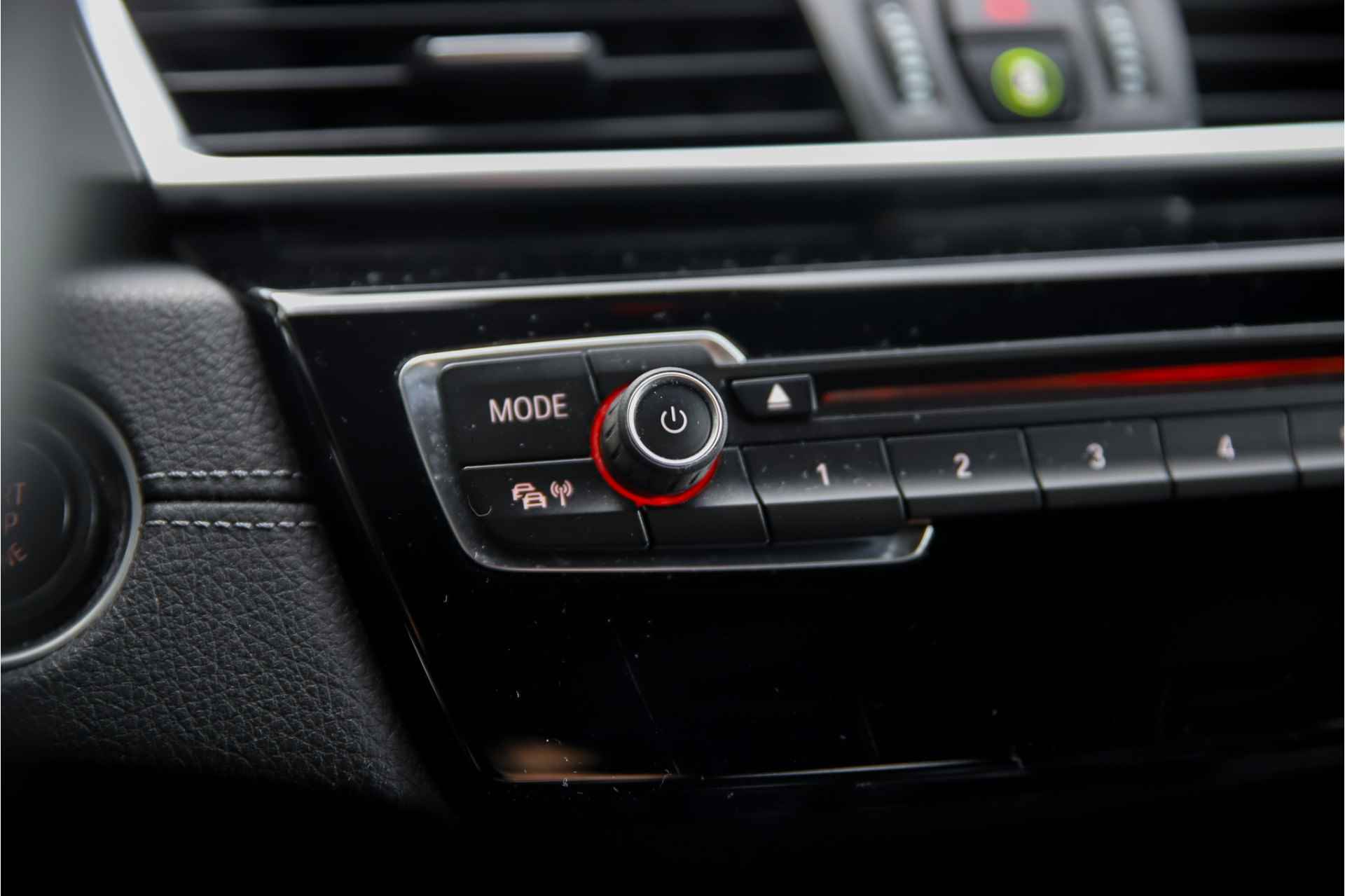 BMW 2 Serie Active Tourer 220i Luxury | Leder interieur | Stoelverwarming | Navigatie | Camera | etc. - 36/41