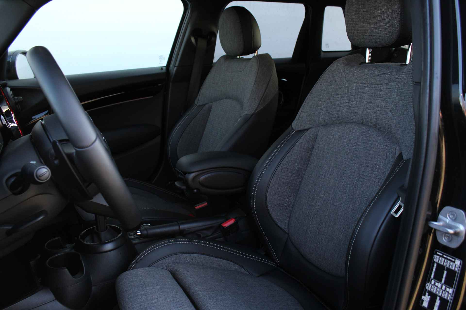 MINI Hatchback Cooper S Classic Automaat / Premium Go Pakket / Achteruitrijcamera / Sportstoelen / LED / Comfort Access / Stoelverwarming / Cruise Control - 10/29