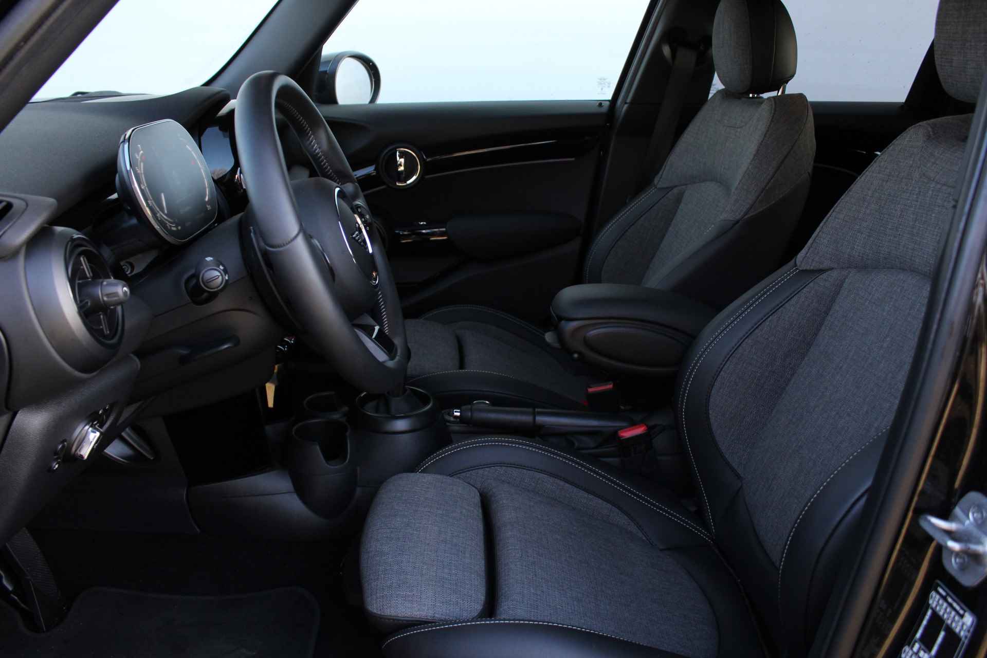 MINI Hatchback Cooper S Classic Automaat / Premium Go Pakket / Achteruitrijcamera / Sportstoelen / LED / Comfort Access / Stoelverwarming / Cruise Control - 11/29