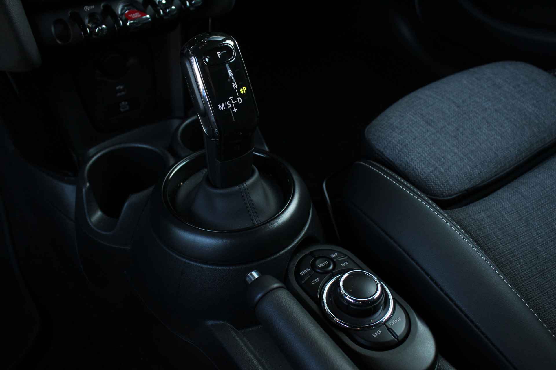 MINI Hatchback Cooper S Classic Automaat / Premium Go Pakket / Achteruitrijcamera / Sportstoelen / LED / Comfort Access / Stoelverwarming / Cruise Control - 19/29