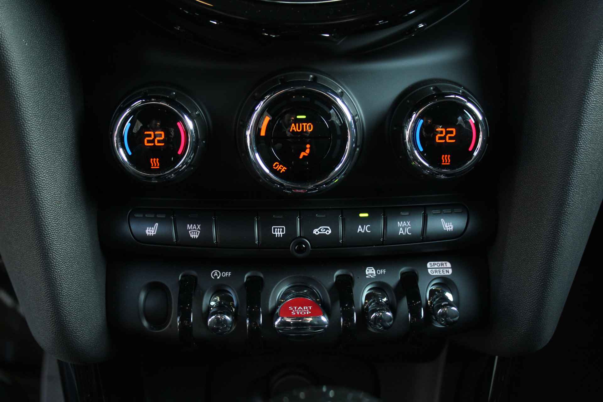 MINI Hatchback Cooper S Classic Automaat / Premium Go Pakket / Achteruitrijcamera / Sportstoelen / LED / Comfort Access / Stoelverwarming / Cruise Control - 22/29