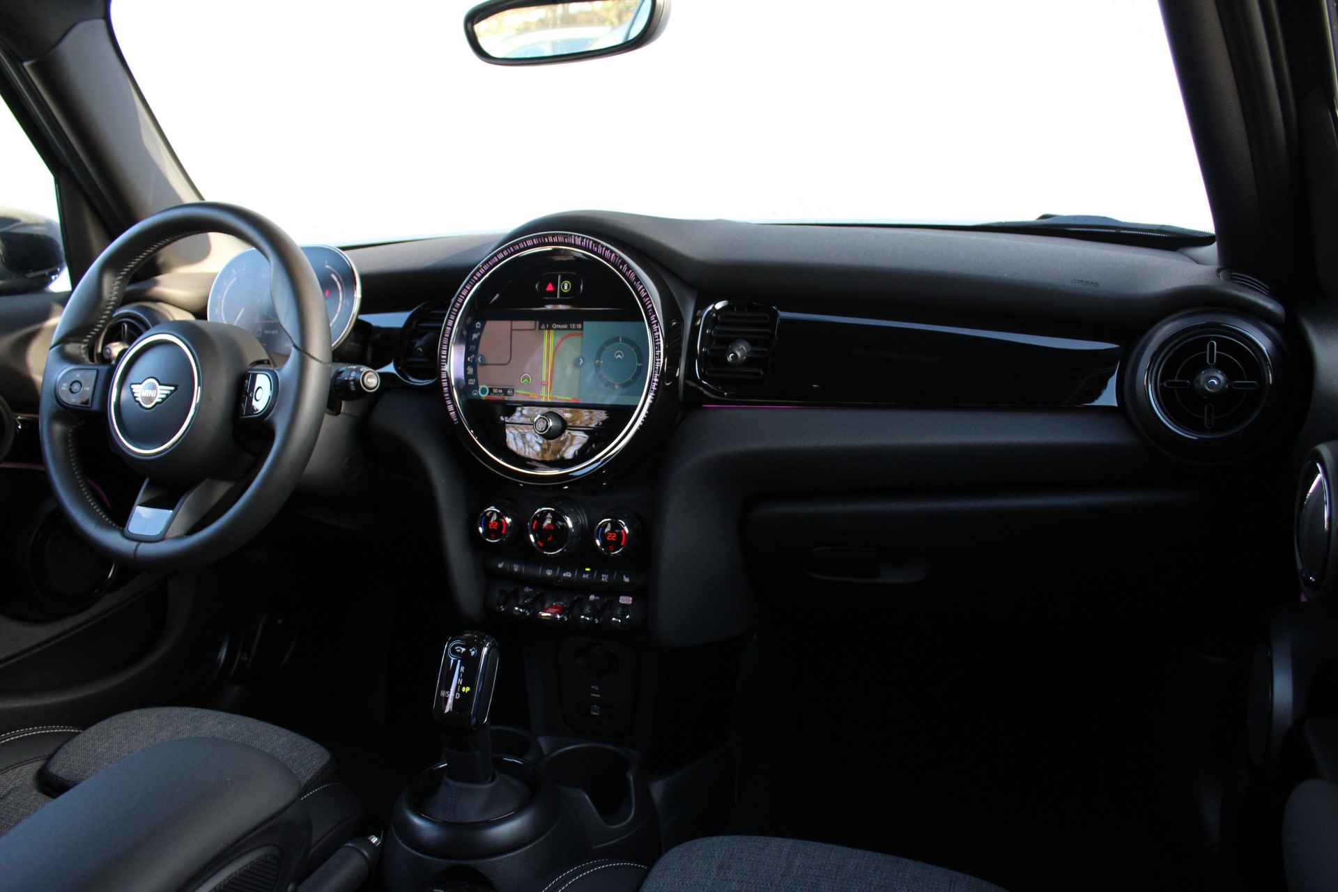 MINI Hatchback Cooper S Classic Automaat / Premium Go Pakket / Achteruitrijcamera / Sportstoelen / LED / Comfort Access / Stoelverwarming / Cruise Control - 28/29