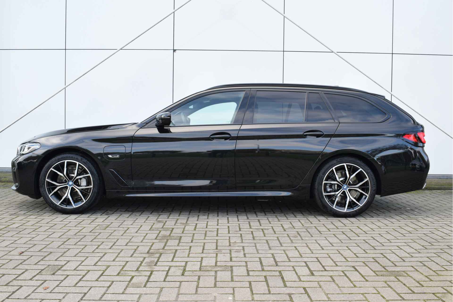 BMW 5 Serie Touring 530e xDrive High Executive M Sport Automaat / Panoramadak / Trekhaak / Adaptief onderstel / Laserlight / Parking Assistant / Harman Kardon / Head-Up / Live Cockpit Professional - 3/40