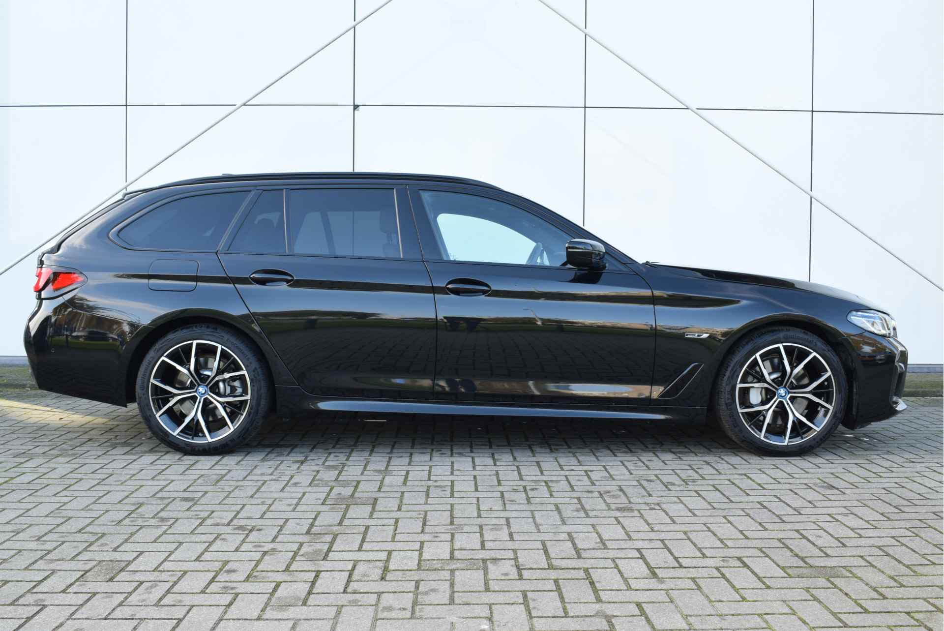 BMW 5 Serie Touring 530e xDrive High Executive M Sport Automaat / Panoramadak / Trekhaak / Adaptief onderstel / Laserlight / Parking Assistant / Harman Kardon / Head-Up / Live Cockpit Professional - 11/40