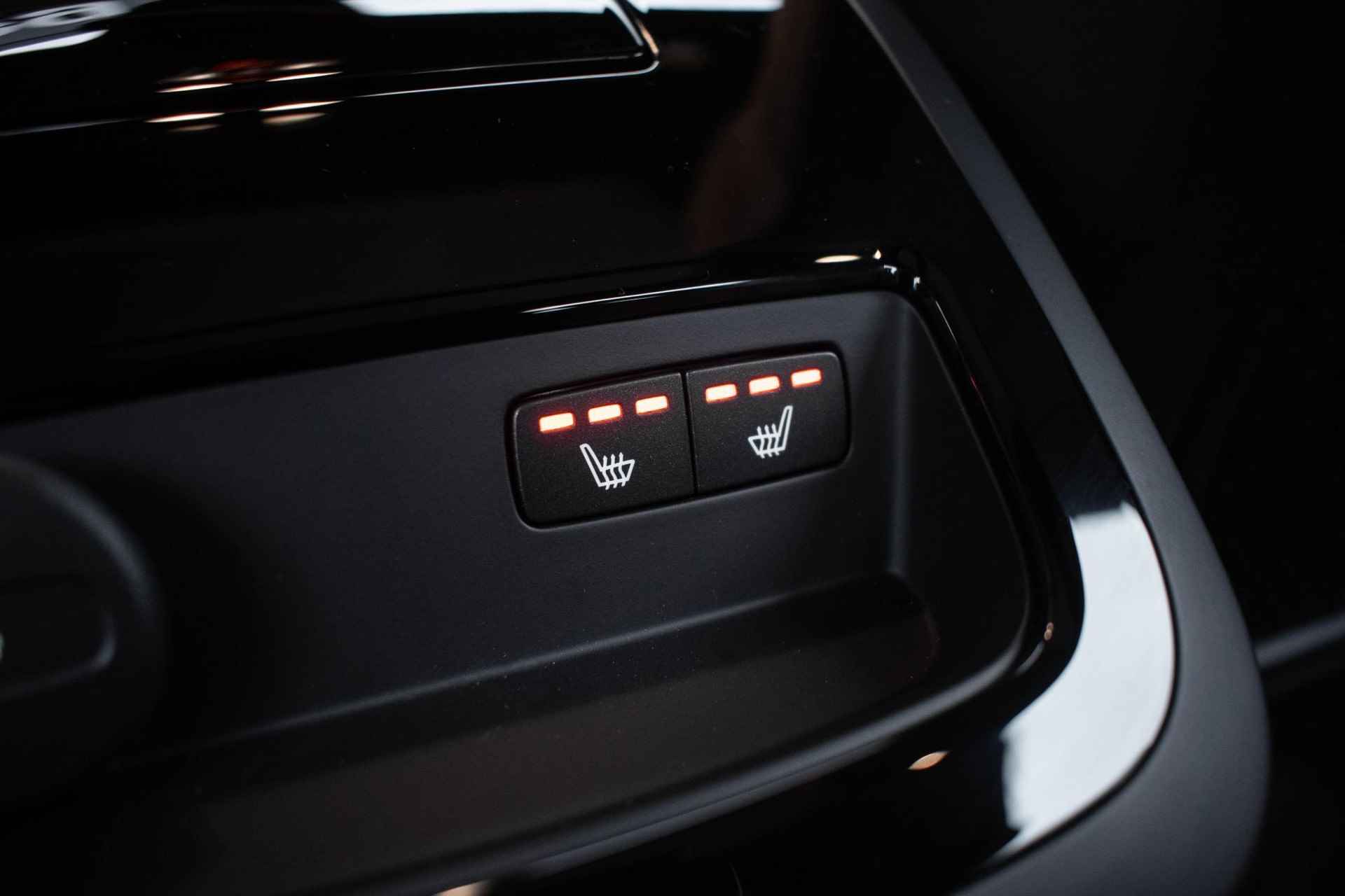 Volvo S60 Recharge T6 AWD Ultimate Bright Panoramadak |  360º Camera | Geventileerd Nappa Leder | Massagefunctie voorstoelen | Verwarmde achterbank - 28/34