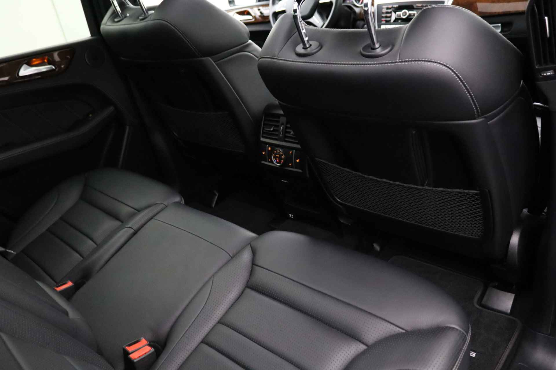 Mercedes-Benz M-Klasse AMG 63 | Panoramadak | Memory seats | Adaptieve cruise control | Luchtvering - 12/33