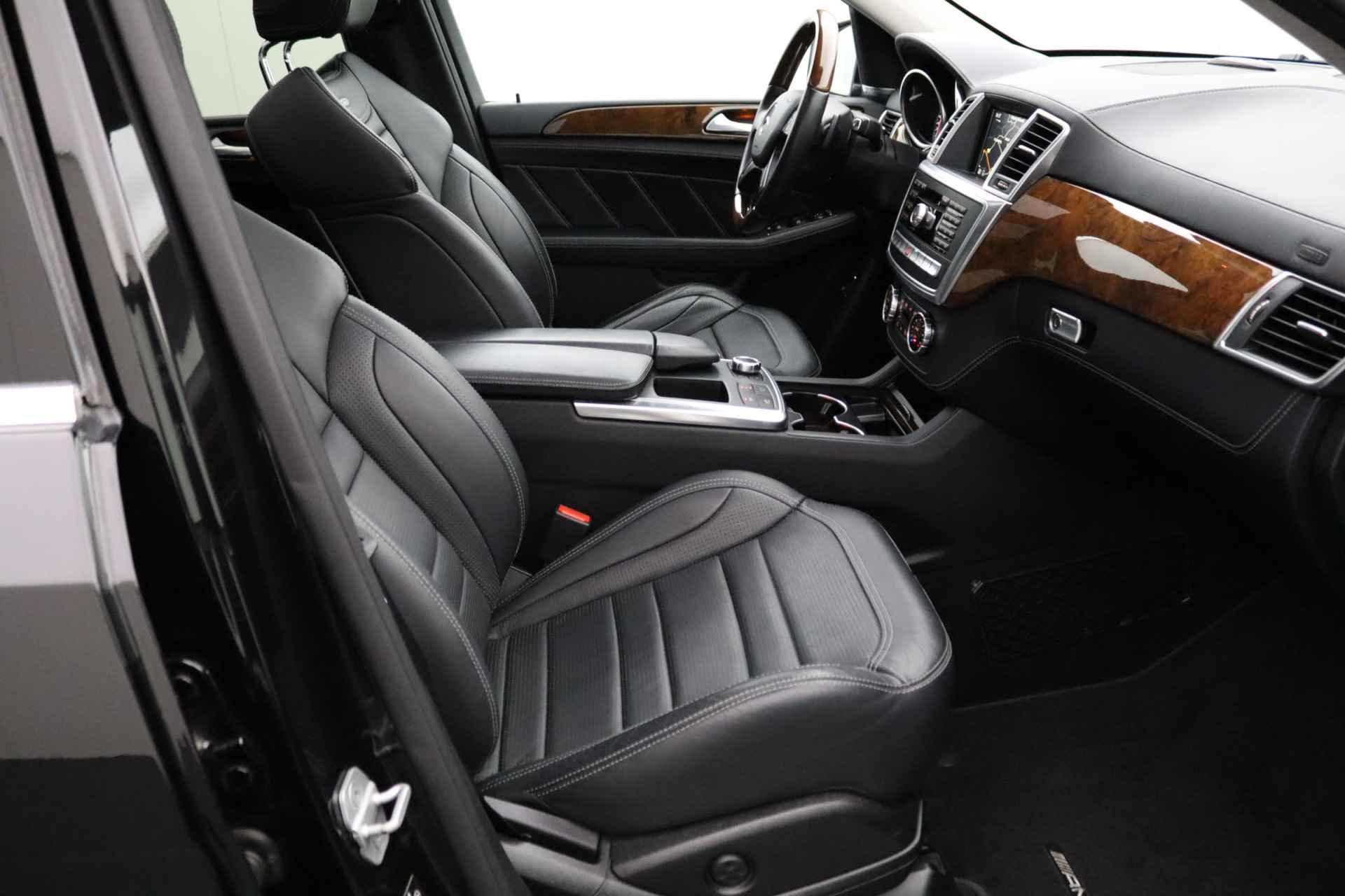 Mercedes-Benz M-Klasse AMG 63 | Panoramadak | Memory seats | Adaptieve cruise control | Luchtvering - 33/33