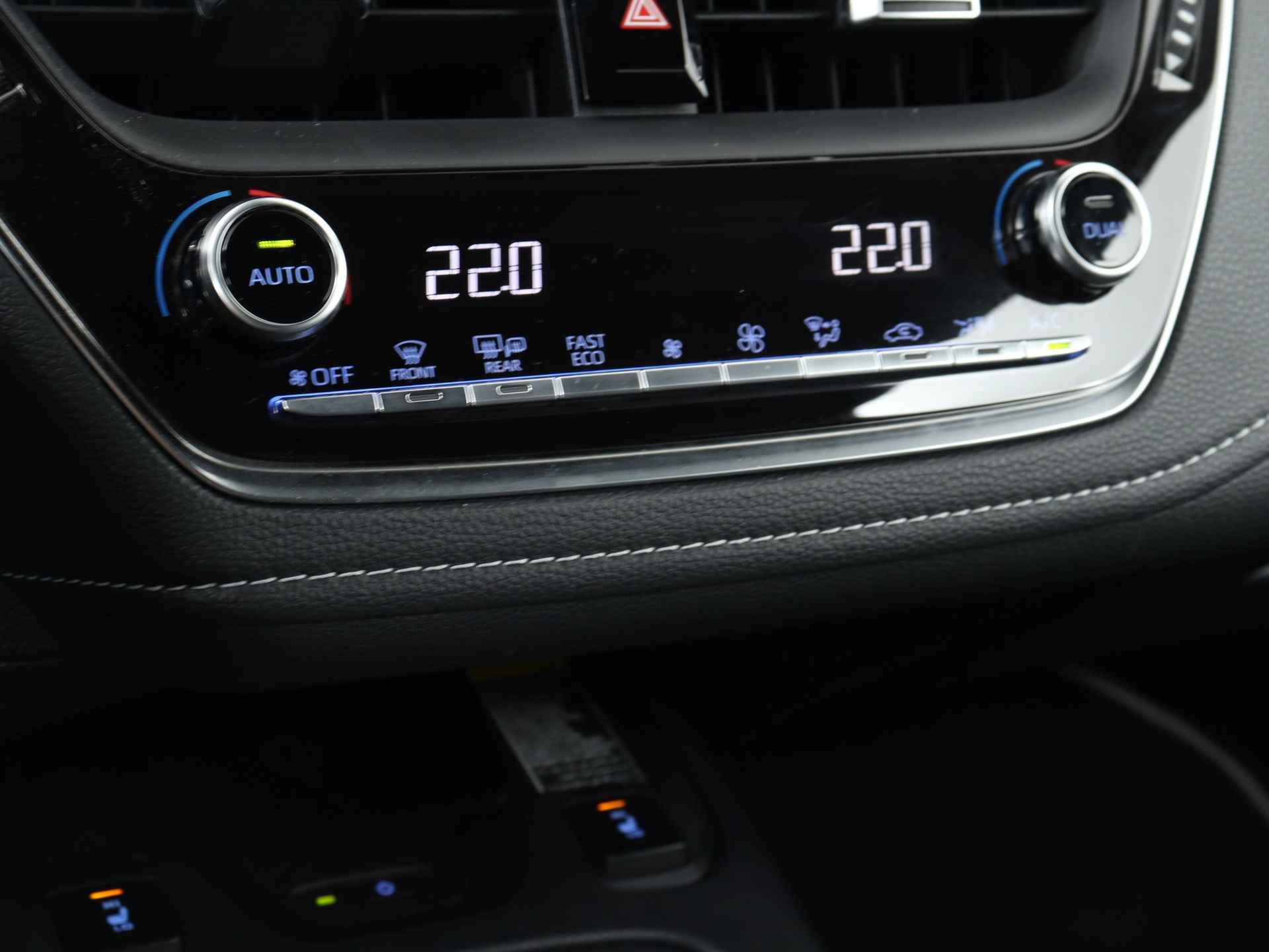 Toyota Corolla Touring Sports 2.0 Hybrid Style Limited | Winter Pack | Navigatie | Dodehoek detectie | Parkeersensoren | - 12/43