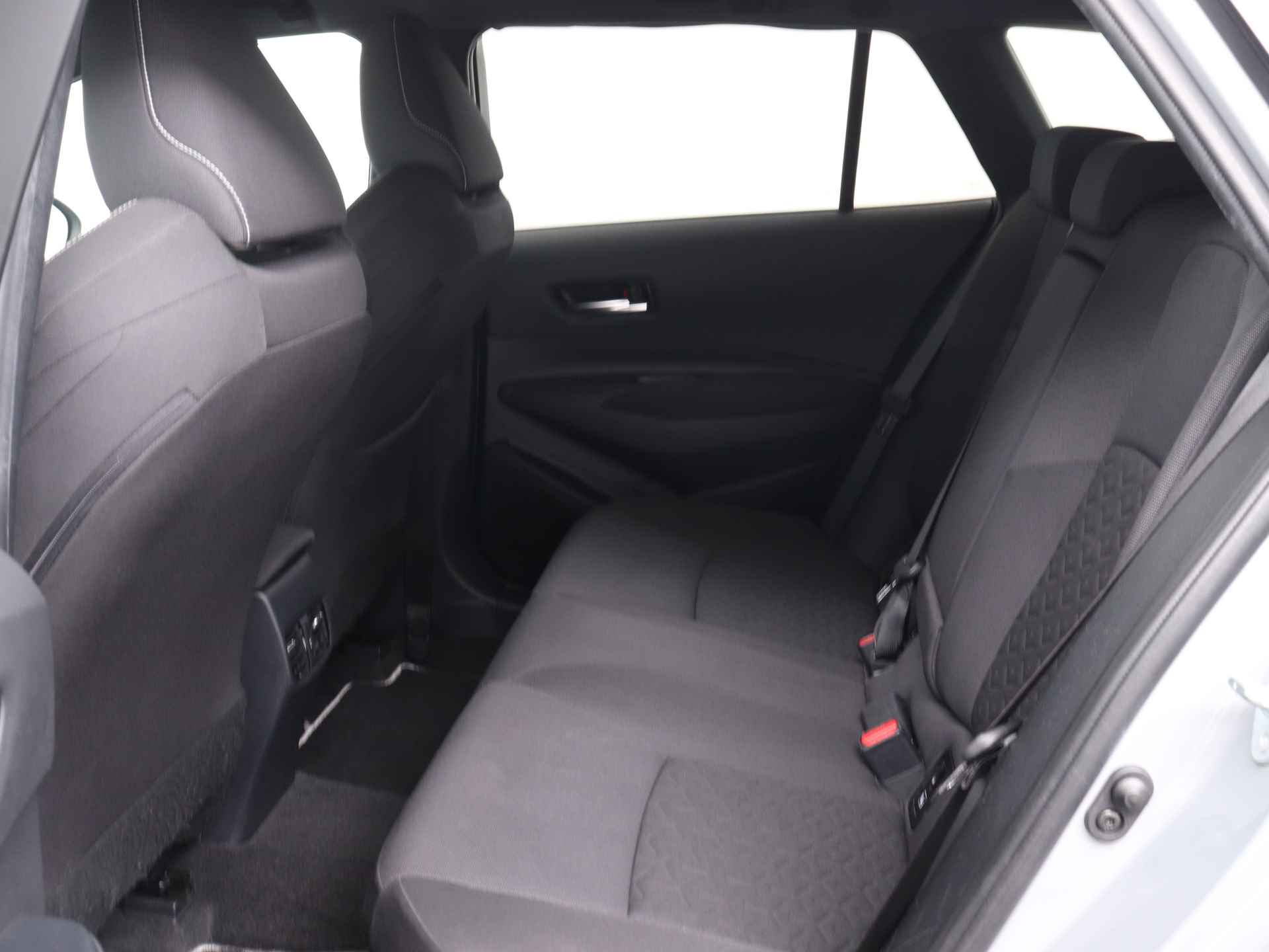 Toyota Corolla Touring Sports 2.0 Hybrid Style Limited | Winter Pack | Navigatie | Dodehoek detectie | Parkeersensoren | - 21/43