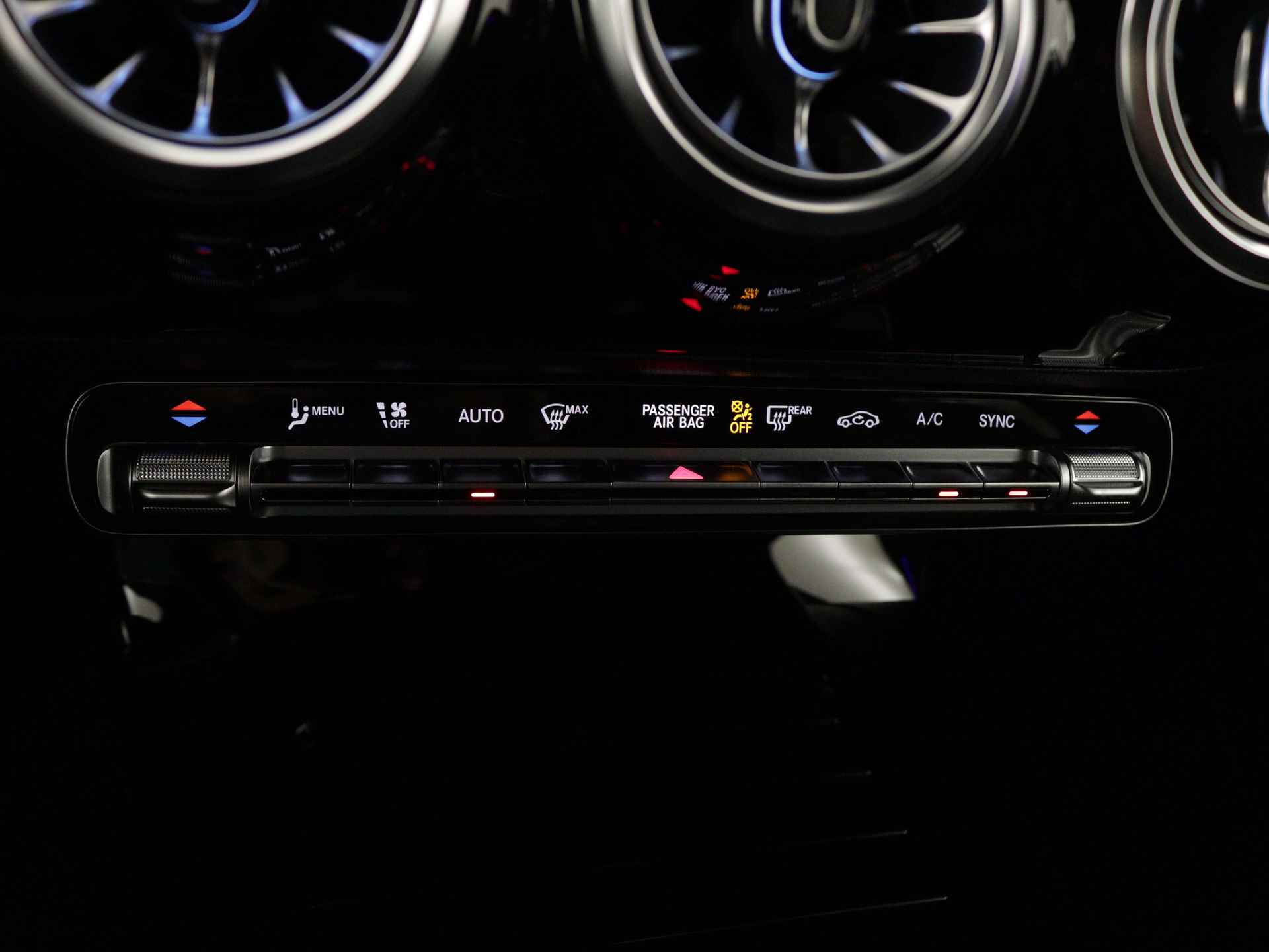 Mercedes-Benz CLA-Klasse Shooting Brake 180 Star Edition Luxury Line | Trekhaak | USB pakket plus | Sfeerverlichting | Verwarmde stoelen vooraan | Parkeerpakket met achteruitrijcamera | KEYLESS GO-comfortpakket | Draadloos oplaadsysteem voor smartphone | - 10/39