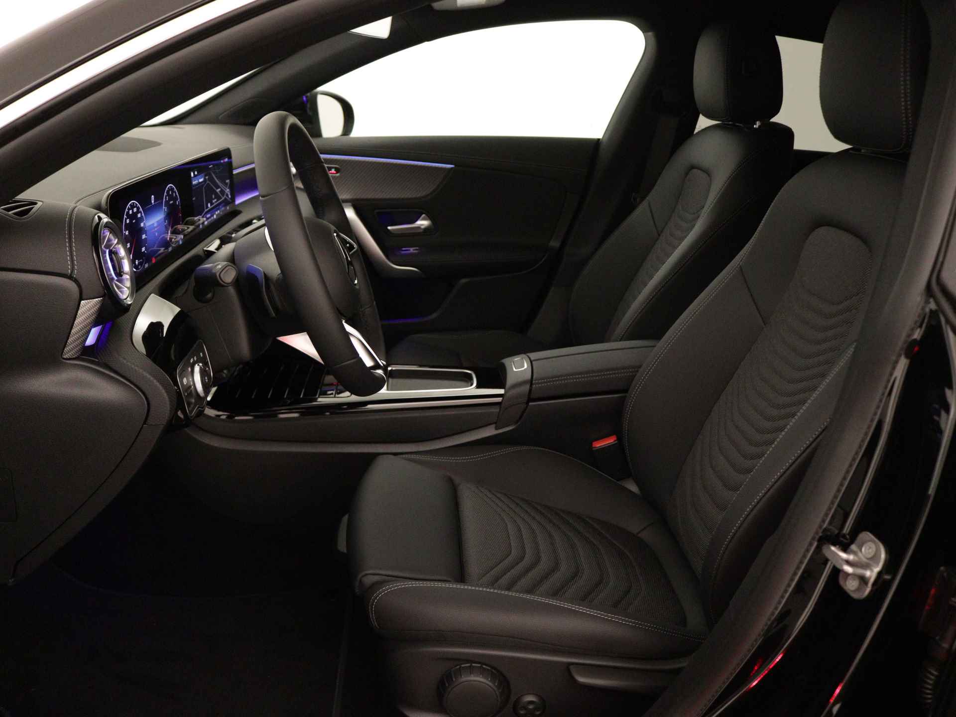 Mercedes-Benz CLA-Klasse Shooting Brake 180 Star Edition Luxury Line | Trekhaak | USB pakket plus | Sfeerverlichting | Verwarmde stoelen vooraan | Parkeerpakket met achteruitrijcamera | KEYLESS GO-comfortpakket | Draadloos oplaadsysteem voor smartphone | - 16/39