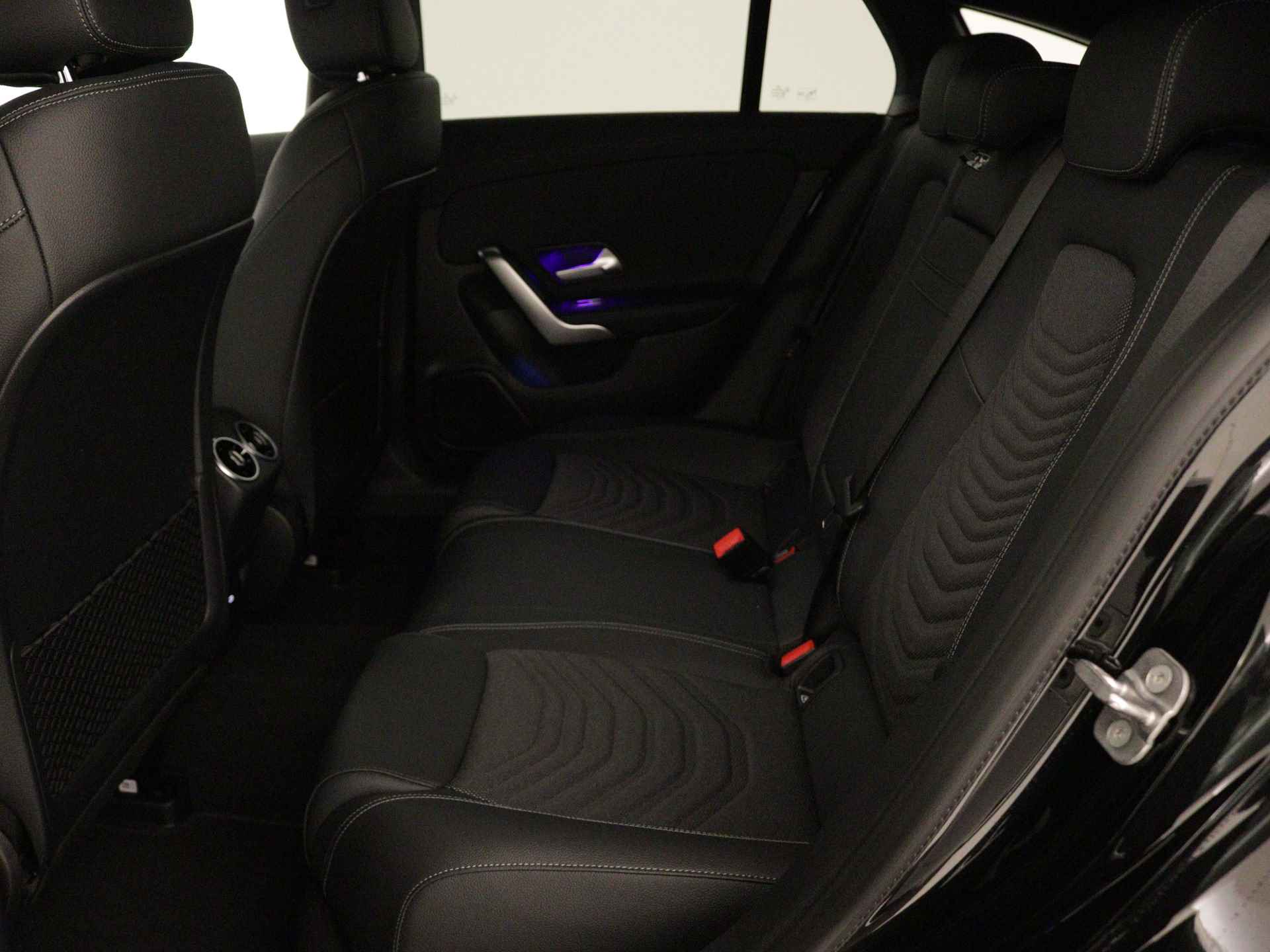 Mercedes-Benz CLA-Klasse Shooting Brake 180 Star Edition Luxury Line | Trekhaak | USB pakket plus | Sfeerverlichting | Verwarmde stoelen vooraan | Parkeerpakket met achteruitrijcamera | KEYLESS GO-comfortpakket | Draadloos oplaadsysteem voor smartphone | - 17/39