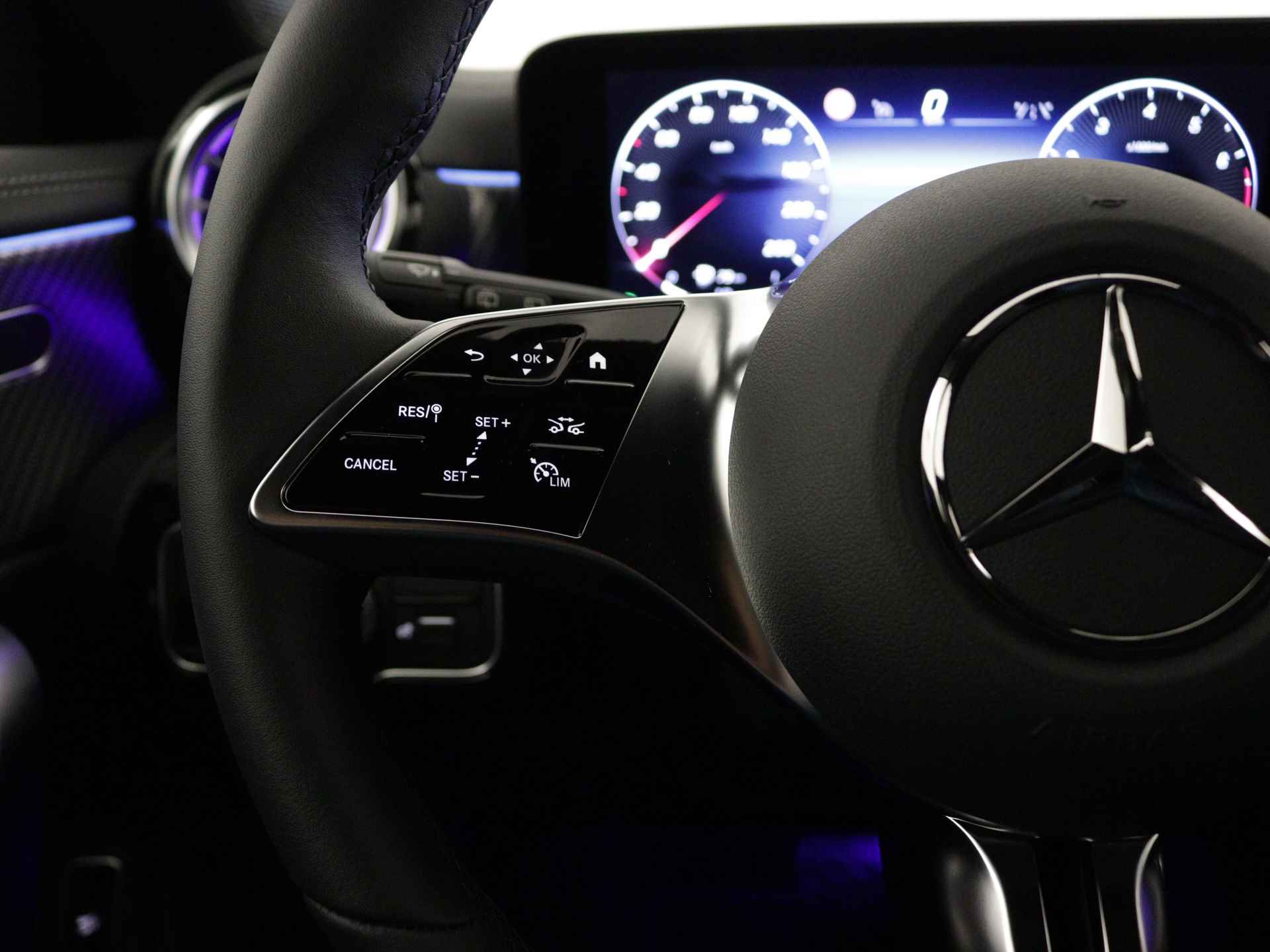 Mercedes-Benz CLA-Klasse Shooting Brake 180 Star Edition Luxury Line | Trekhaak | USB pakket plus | Sfeerverlichting | Verwarmde stoelen vooraan | Parkeerpakket met achteruitrijcamera | KEYLESS GO-comfortpakket | Draadloos oplaadsysteem voor smartphone | - 19/39