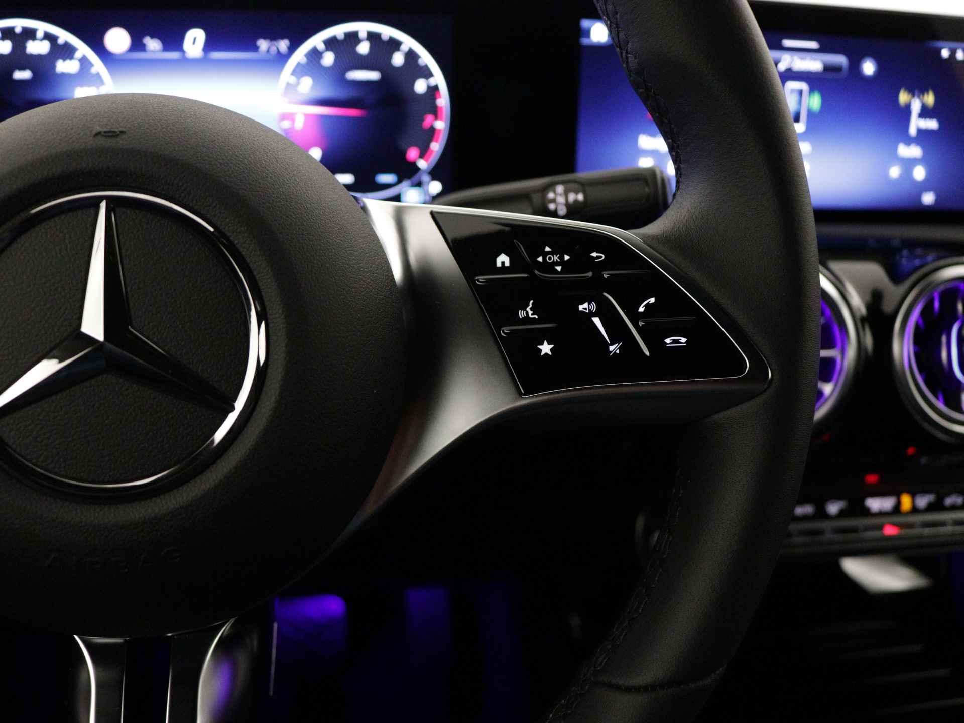 Mercedes-Benz CLA-Klasse Shooting Brake 180 Star Edition Luxury Line | Trekhaak | USB pakket plus | Sfeerverlichting | Verwarmde stoelen vooraan | Parkeerpakket met achteruitrijcamera | KEYLESS GO-comfortpakket | Draadloos oplaadsysteem voor smartphone | - 20/39