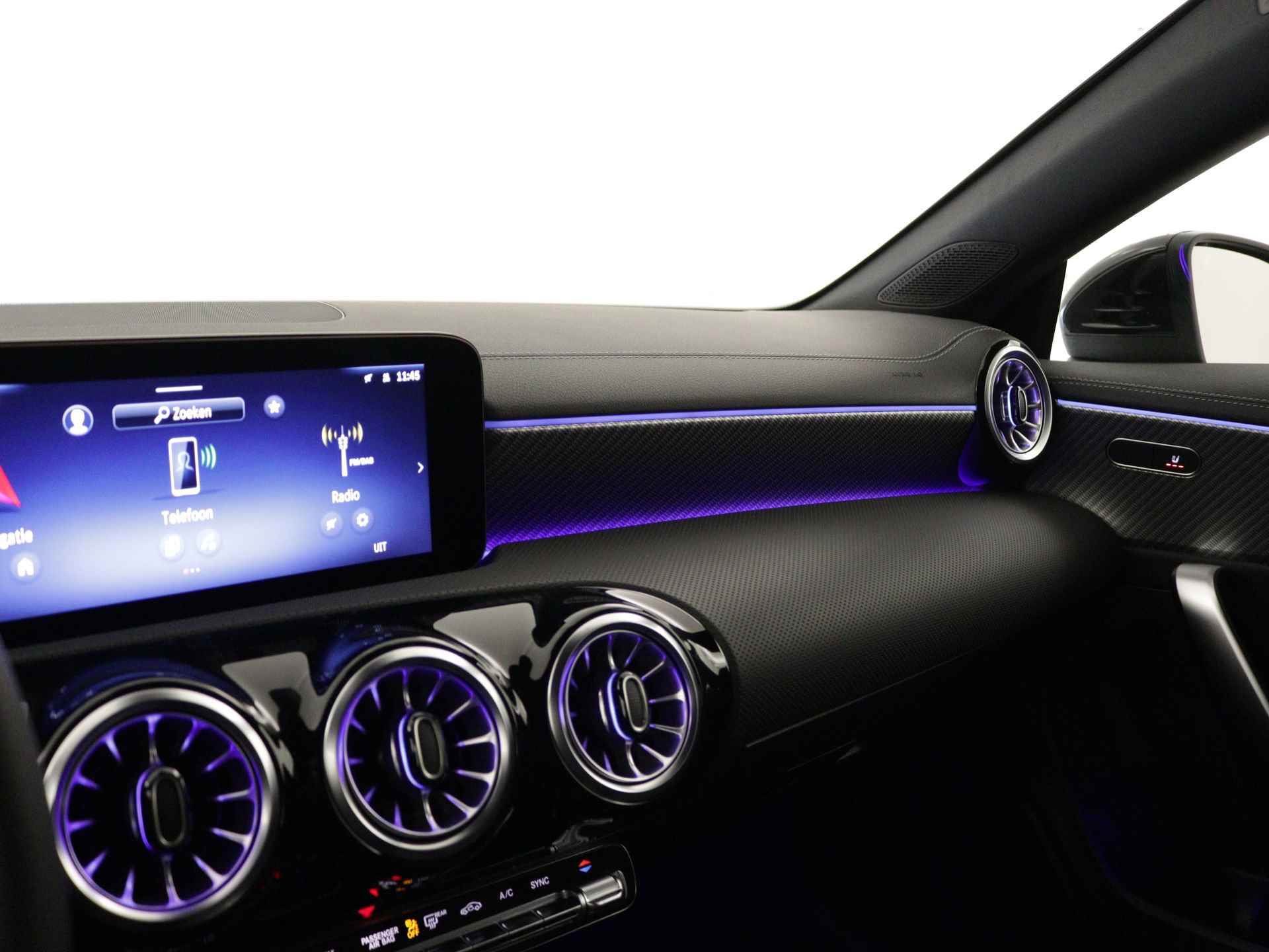 Mercedes-Benz CLA-Klasse Shooting Brake 180 Star Edition Luxury Line | Trekhaak | USB pakket plus | Sfeerverlichting | Verwarmde stoelen vooraan | Parkeerpakket met achteruitrijcamera | KEYLESS GO-comfortpakket | Draadloos oplaadsysteem voor smartphone | - 21/39