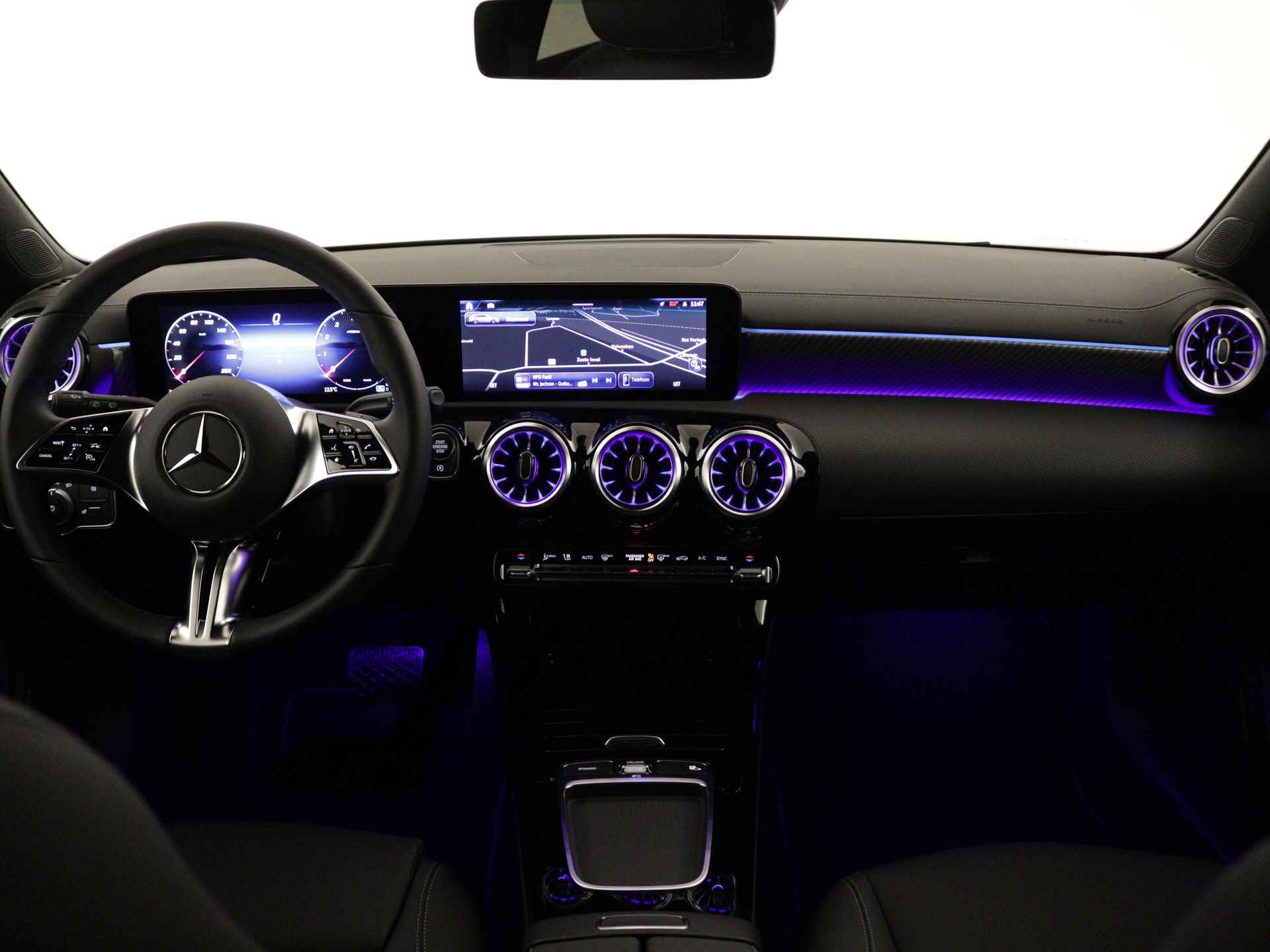 Mercedes-Benz CLA-Klasse Shooting Brake 180 Star Edition Luxury Line | Trekhaak | USB pakket plus | Sfeerverlichting | Verwarmde stoelen vooraan | Parkeerpakket met achteruitrijcamera | KEYLESS GO-comfortpakket | Draadloos oplaadsysteem voor smartphone | - 26/39