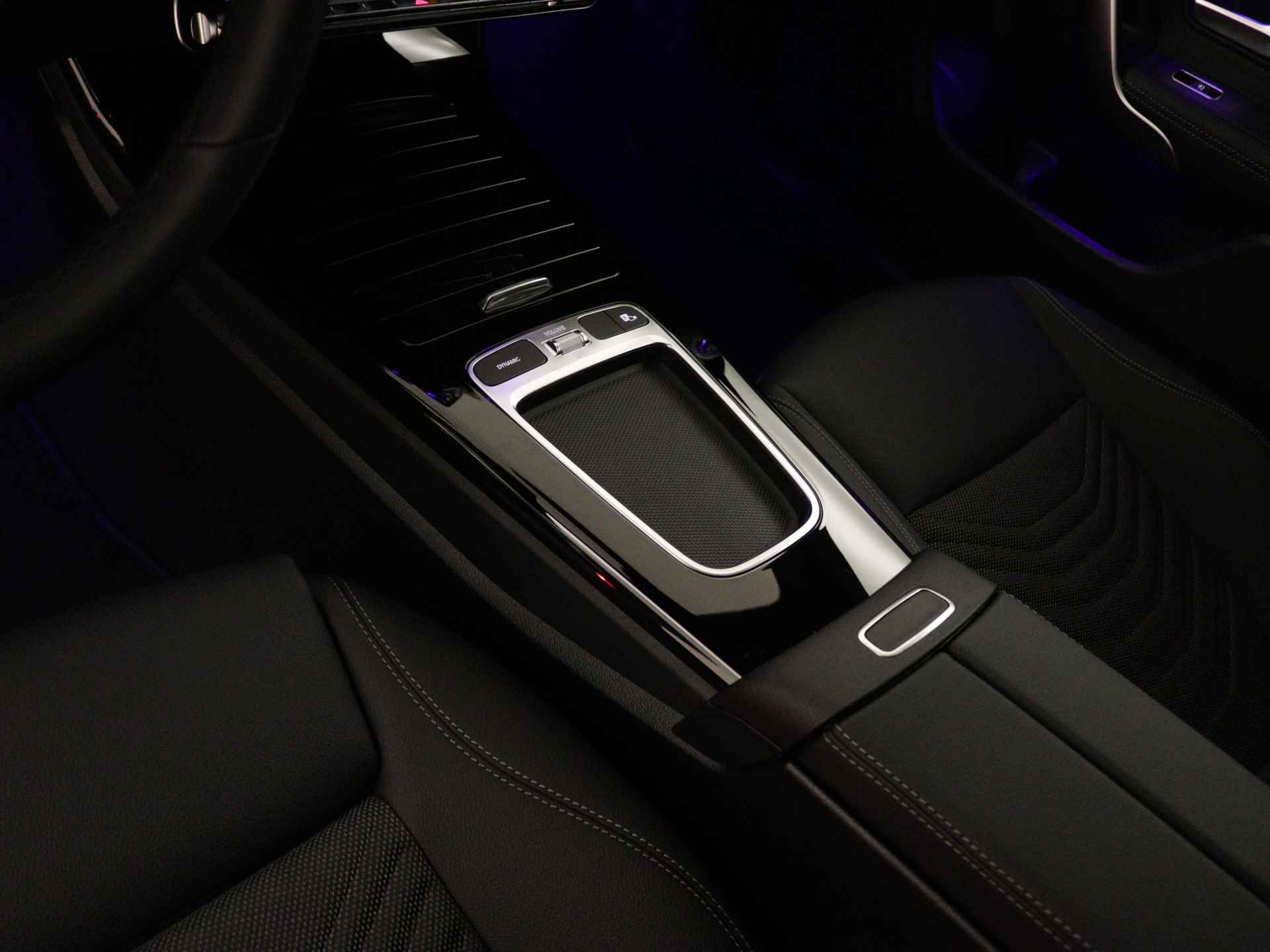 Mercedes-Benz CLA-Klasse Shooting Brake 180 Star Edition Luxury Line | Trekhaak | USB pakket plus | Sfeerverlichting | Verwarmde stoelen vooraan | Parkeerpakket met achteruitrijcamera | KEYLESS GO-comfortpakket | Draadloos oplaadsysteem voor smartphone | - 27/39