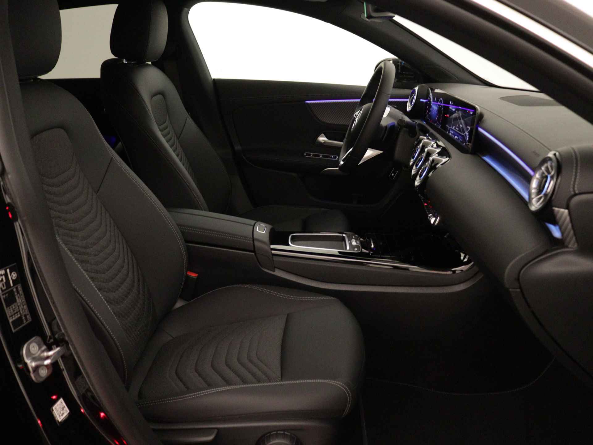 Mercedes-Benz CLA-Klasse Shooting Brake 180 Star Edition Luxury Line | Trekhaak | USB pakket plus | Sfeerverlichting | Verwarmde stoelen vooraan | Parkeerpakket met achteruitrijcamera | KEYLESS GO-comfortpakket | Draadloos oplaadsysteem voor smartphone | - 31/39