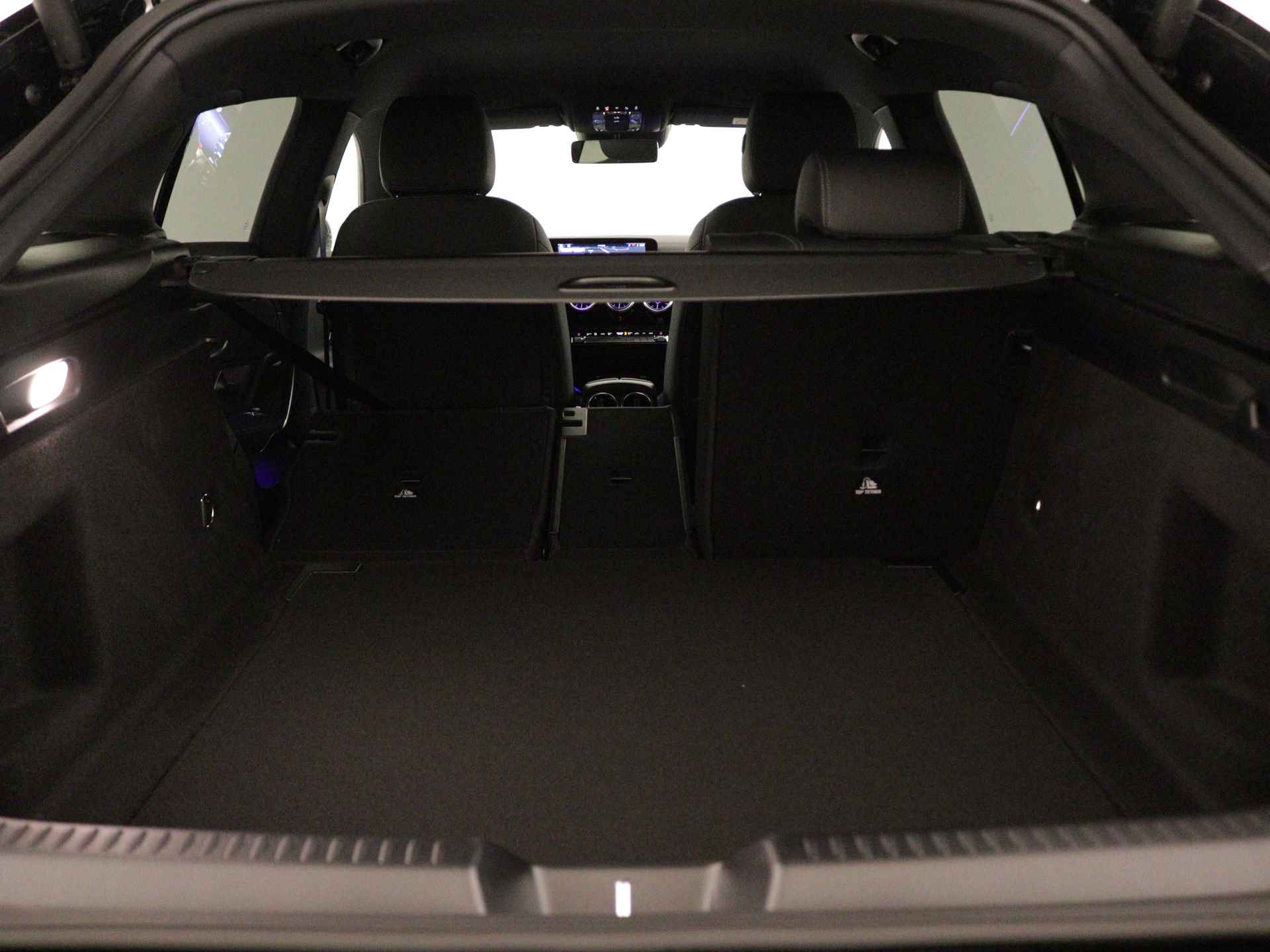 Mercedes-Benz CLA-Klasse Shooting Brake 180 Star Edition Luxury Line | Trekhaak | USB pakket plus | Sfeerverlichting | Verwarmde stoelen vooraan | Parkeerpakket met achteruitrijcamera | KEYLESS GO-comfortpakket | Draadloos oplaadsysteem voor smartphone | - 33/39