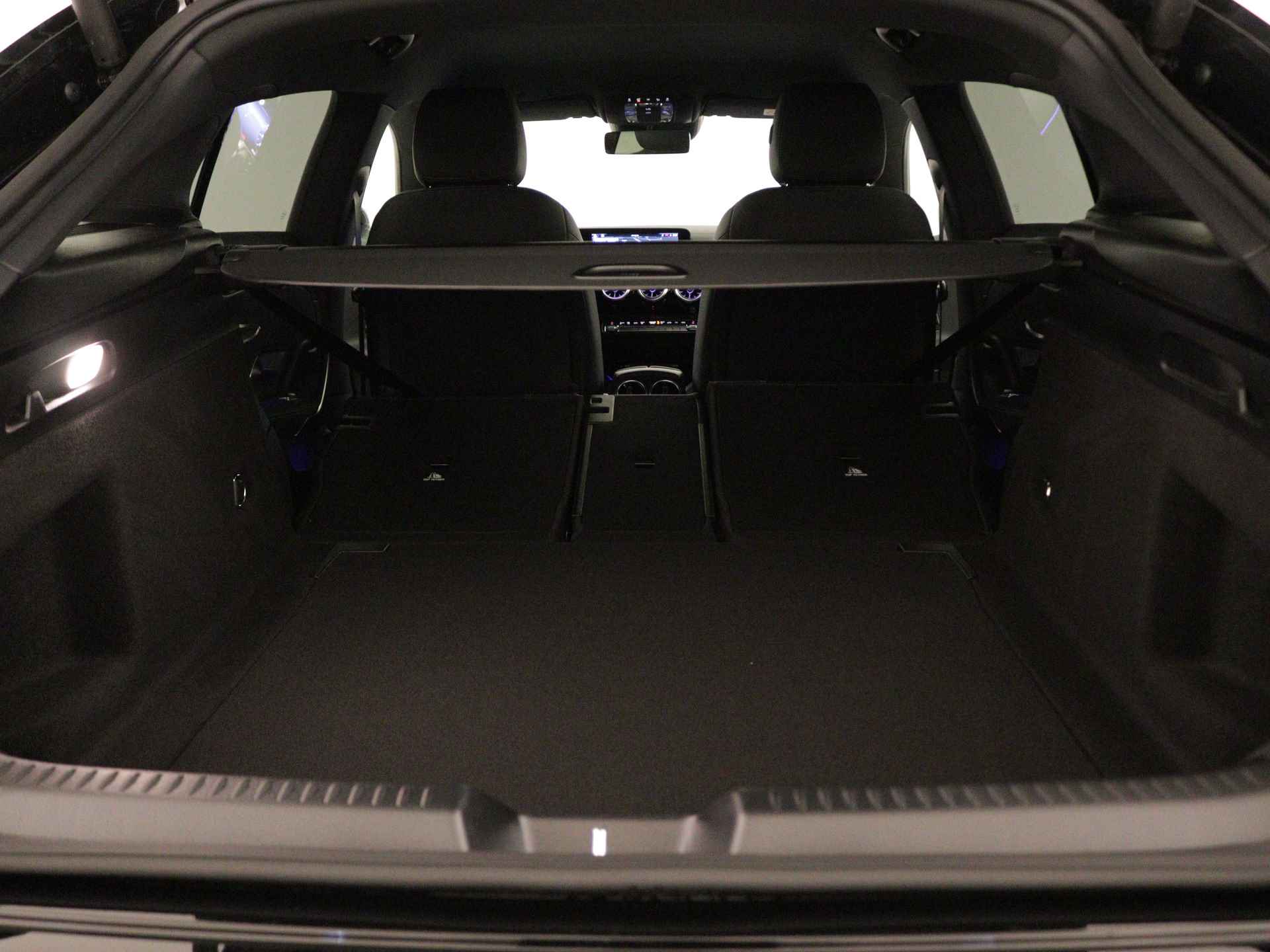 Mercedes-Benz CLA-Klasse Shooting Brake 180 Star Edition Luxury Line | Trekhaak | USB pakket plus | Sfeerverlichting | Verwarmde stoelen vooraan | Parkeerpakket met achteruitrijcamera | KEYLESS GO-comfortpakket | Draadloos oplaadsysteem voor smartphone | - 34/39