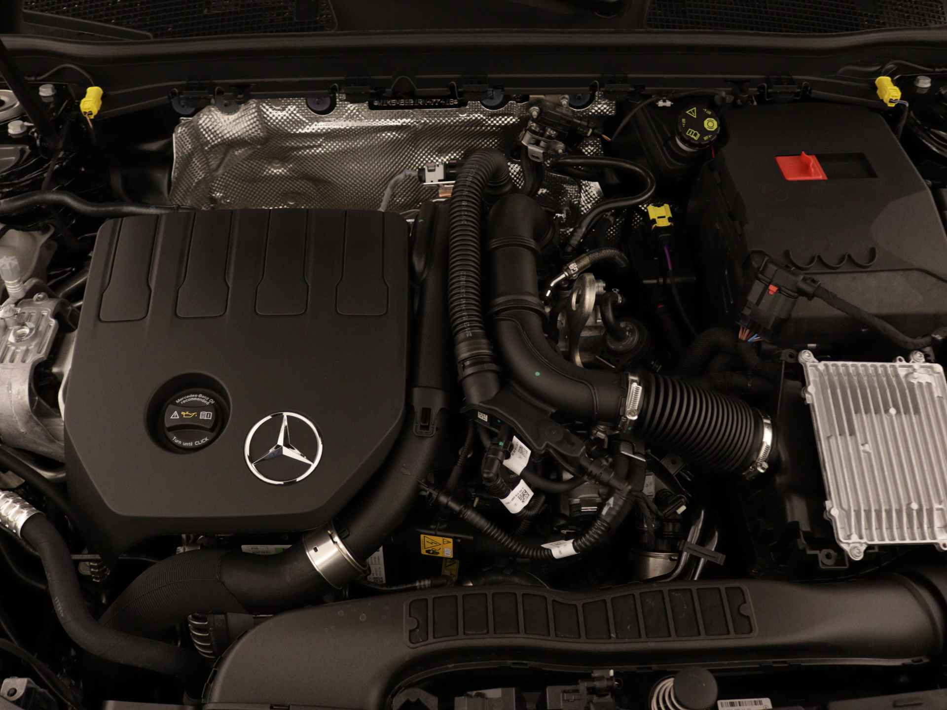 Mercedes-Benz CLA-Klasse Shooting Brake 180 Star Edition Luxury Line | Trekhaak | USB pakket plus | Sfeerverlichting | Verwarmde stoelen vooraan | Parkeerpakket met achteruitrijcamera | KEYLESS GO-comfortpakket | Draadloos oplaadsysteem voor smartphone | - 36/39