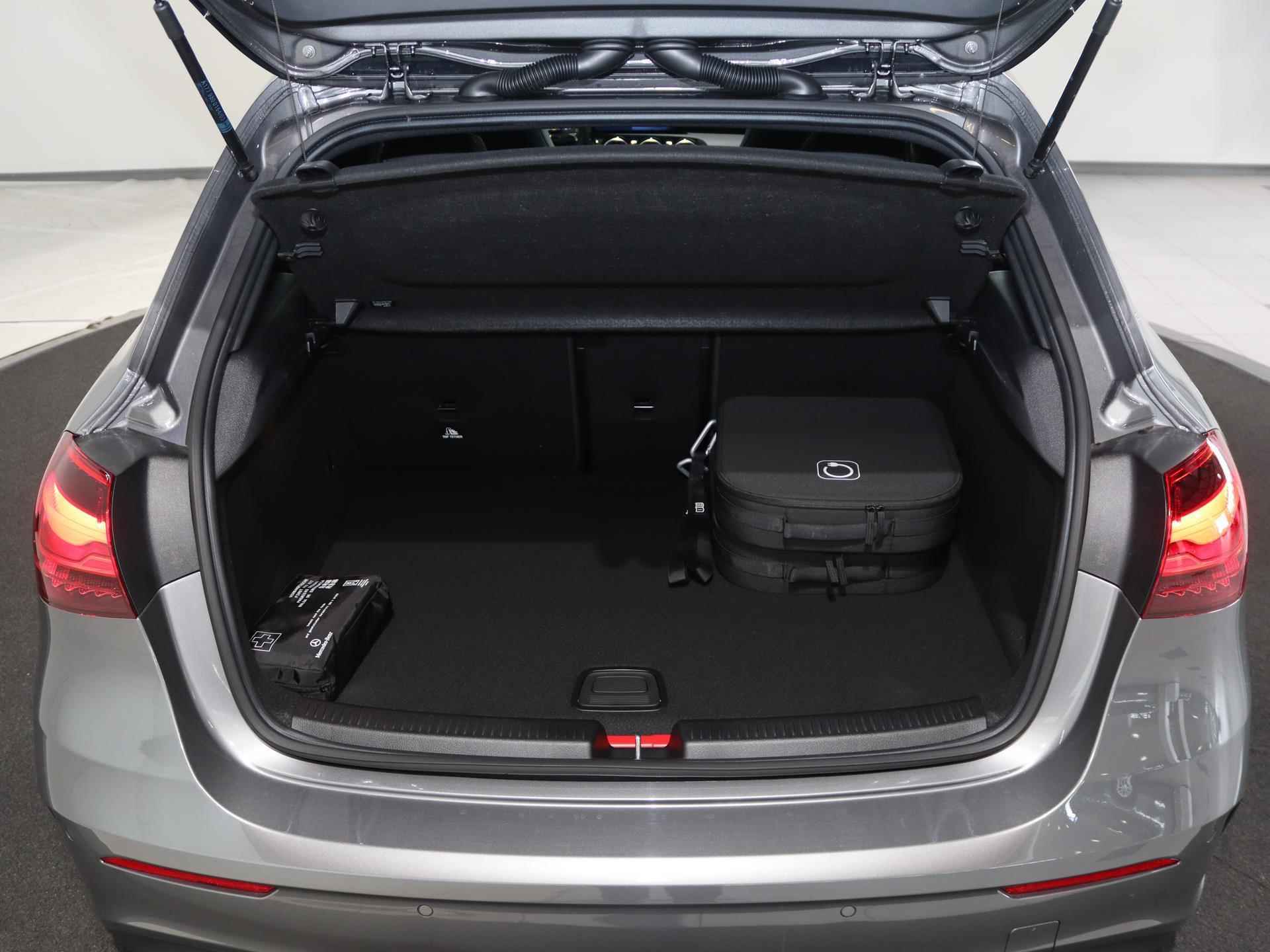 Mercedes-Benz A-klasse 250 e | AMG Line | Premium Pakket | Panorama-schuifdak | 19" AMG-velgen | Nightpakket | Mulitbeam LED | Sfeerverlichting | Stoelverwarming | Achteruitrijcamera | - 15/21
