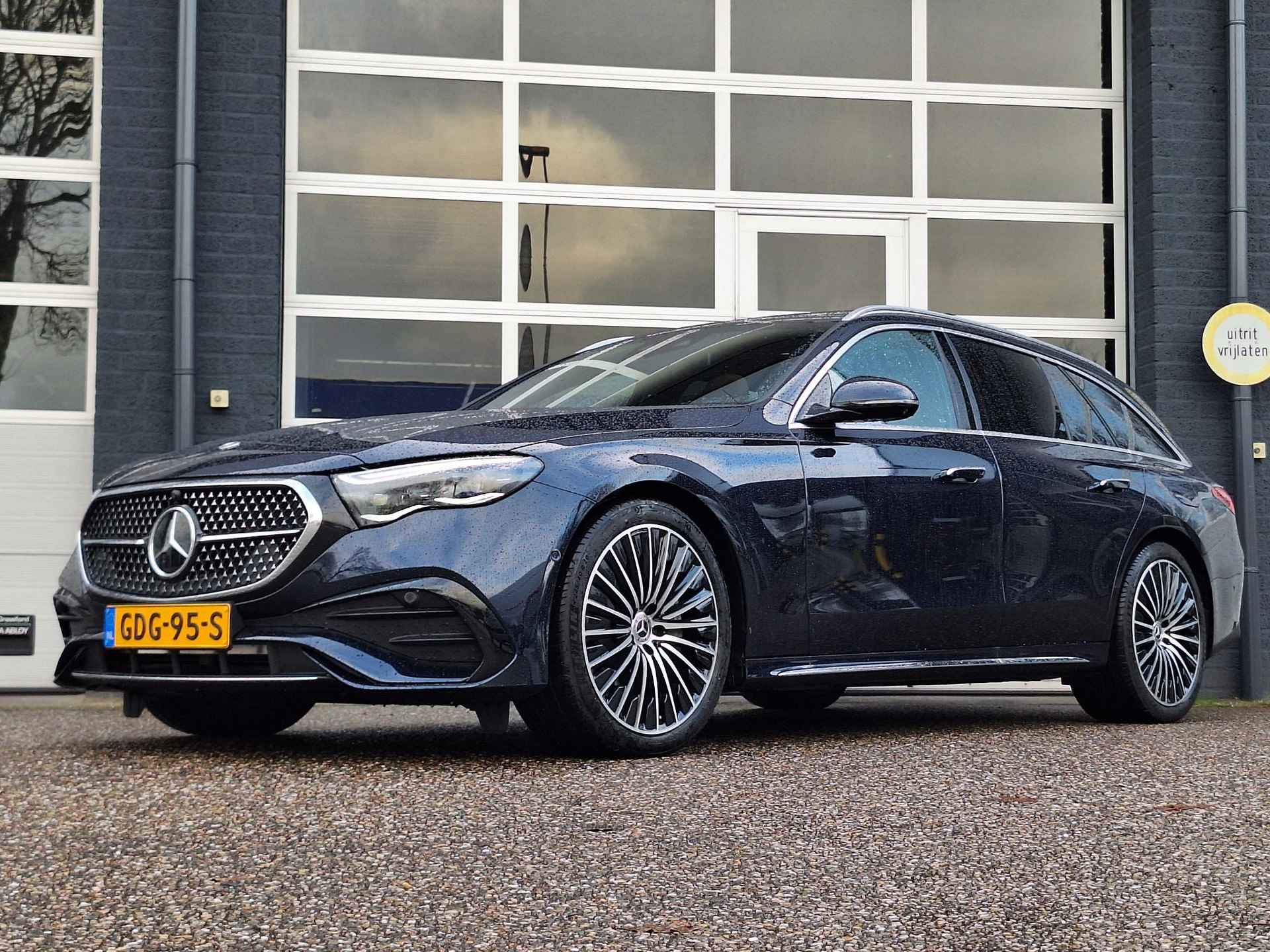 Mercedes-Benz E Estate 300 e AMG Line | Nappa Leder Bruin | Premium Pakket | Rijassistentiepakket Plus | Panoramadak | MBUX Superscreen | Burmester 4D Surround Sound | 360° Camera | Apple CarPlay | Android Auto | Elektrisch Verstelbare Voorstoelen + Memory | Showmodel - 2/49