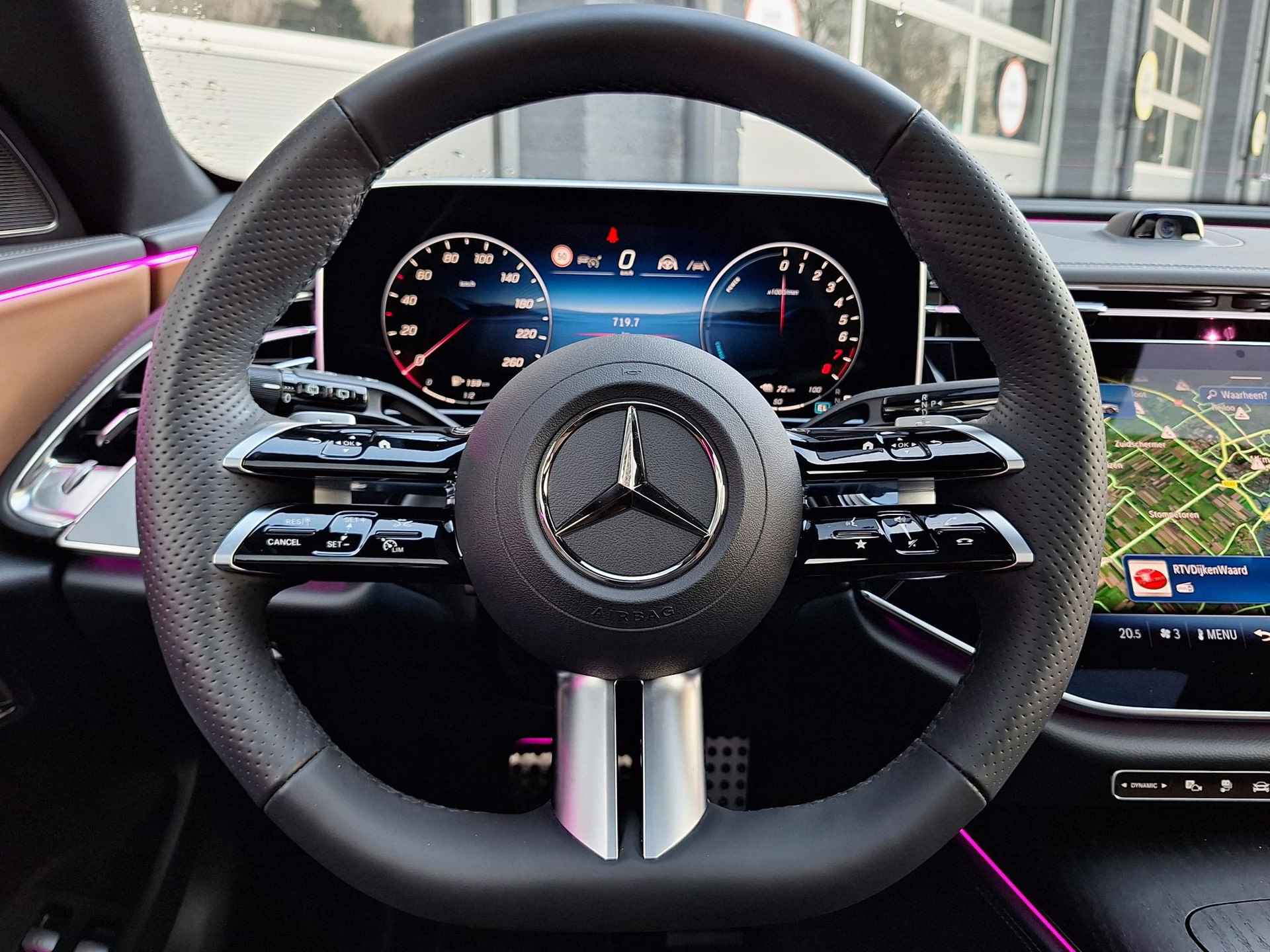 Mercedes-Benz E Estate 300 e AMG Line | Nappa Leder Bruin | Premium Pakket | Rijassistentiepakket Plus | Panoramadak | MBUX Superscreen | Burmester 4D Surround Sound | 360° Camera | Apple CarPlay | Android Auto | Elektrisch Verstelbare Voorstoelen + Memory | Showmodel - 13/49