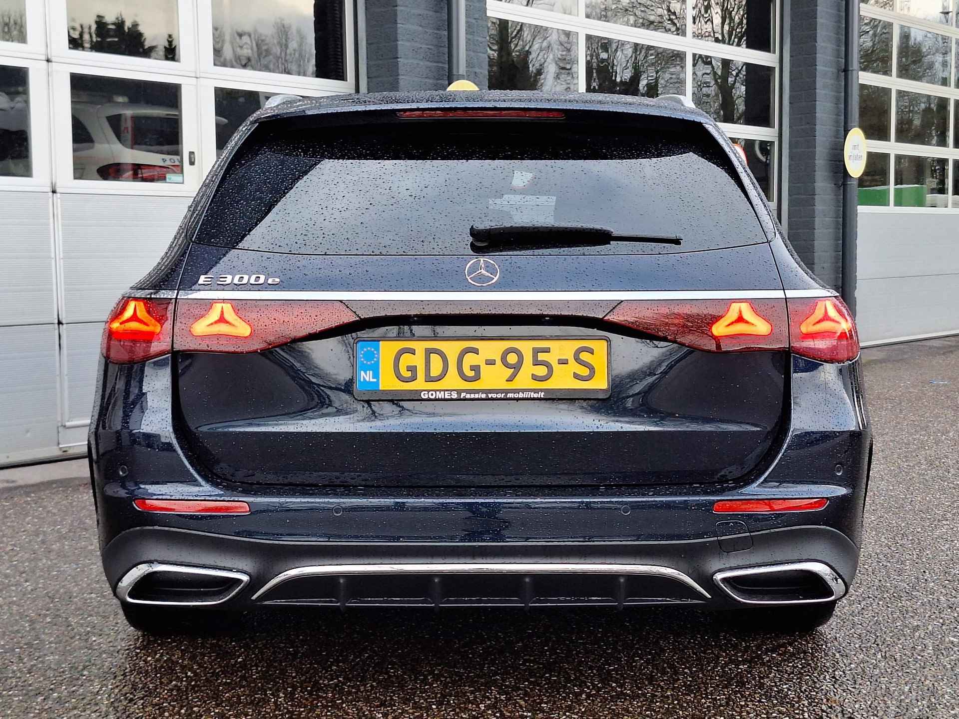 Mercedes-Benz E Estate 300 e AMG Line | Nappa Leder Bruin | Premium Pakket | Rijassistentiepakket Plus | Panoramadak | MBUX Superscreen | Burmester 4D Surround Sound | 360° Camera | Apple CarPlay | Android Auto | Elektrisch Verstelbare Voorstoelen + Memory | Showmodel - 40/49