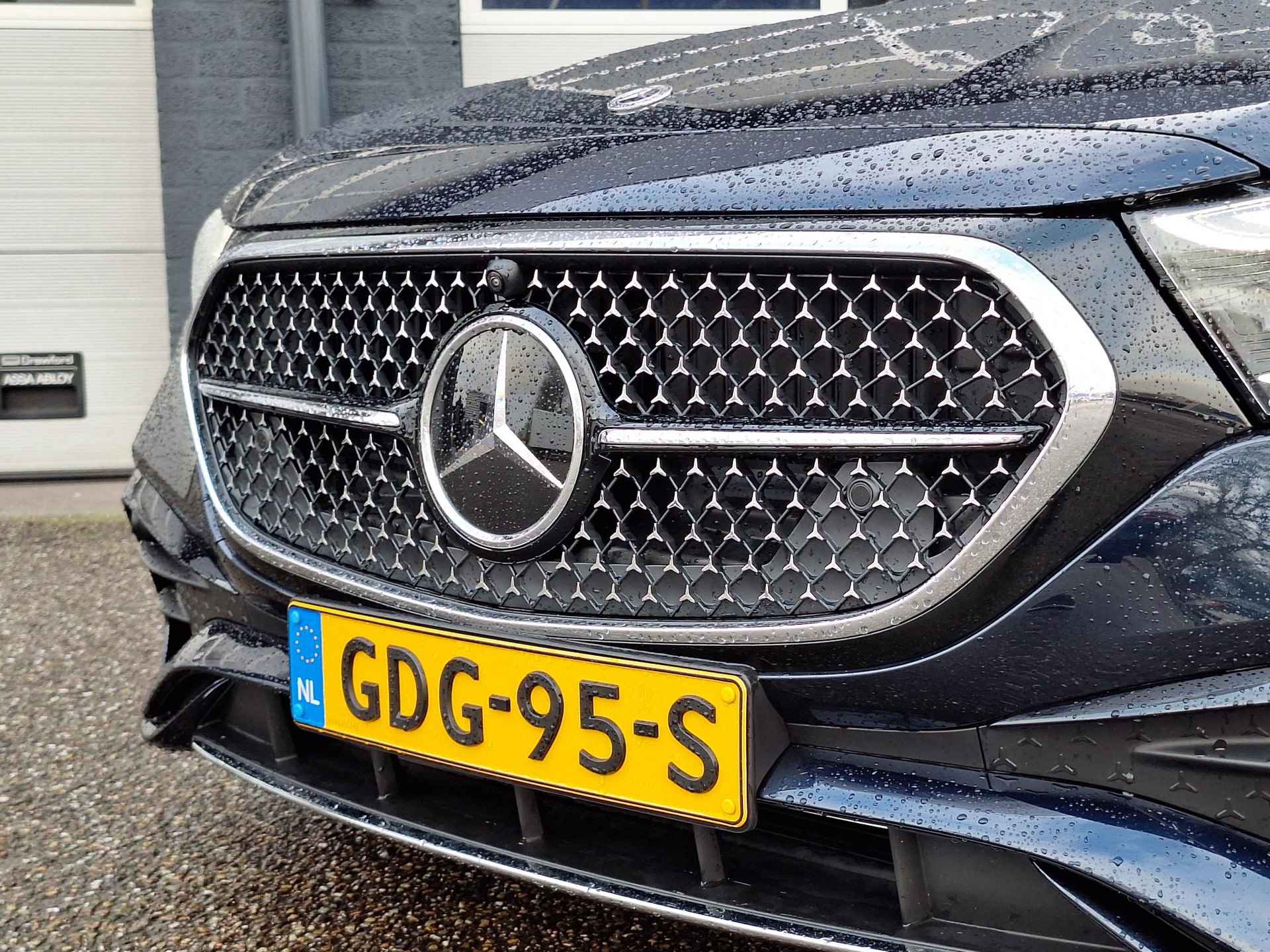 Mercedes-Benz E Estate 300 e AMG Line | Nappa Leder Bruin | Premium Pakket | Rijassistentiepakket Plus | Panoramadak | MBUX Superscreen | Burmester 4D Surround Sound | 360° Camera | Apple CarPlay | Android Auto | Elektrisch Verstelbare Voorstoelen + Memory | Showmodel - 43/49