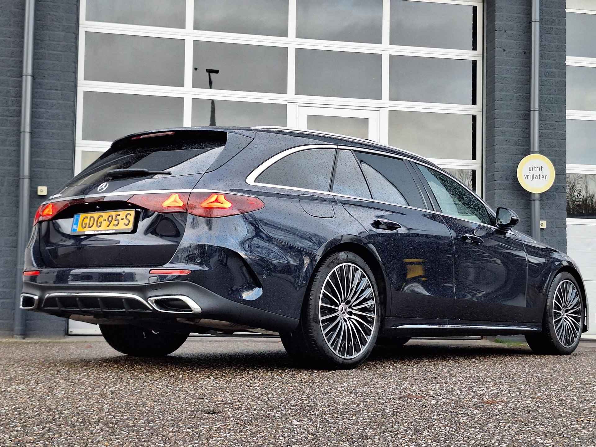 Mercedes-Benz E Estate 300 e AMG Line | Nappa Leder Bruin | Premium Pakket | Rijassistentiepakket Plus | Panoramadak | MBUX Superscreen | Burmester 4D Surround Sound | 360° Camera | Apple CarPlay | Android Auto | Elektrisch Verstelbare Voorstoelen + Memory | Showmodel - 49/49