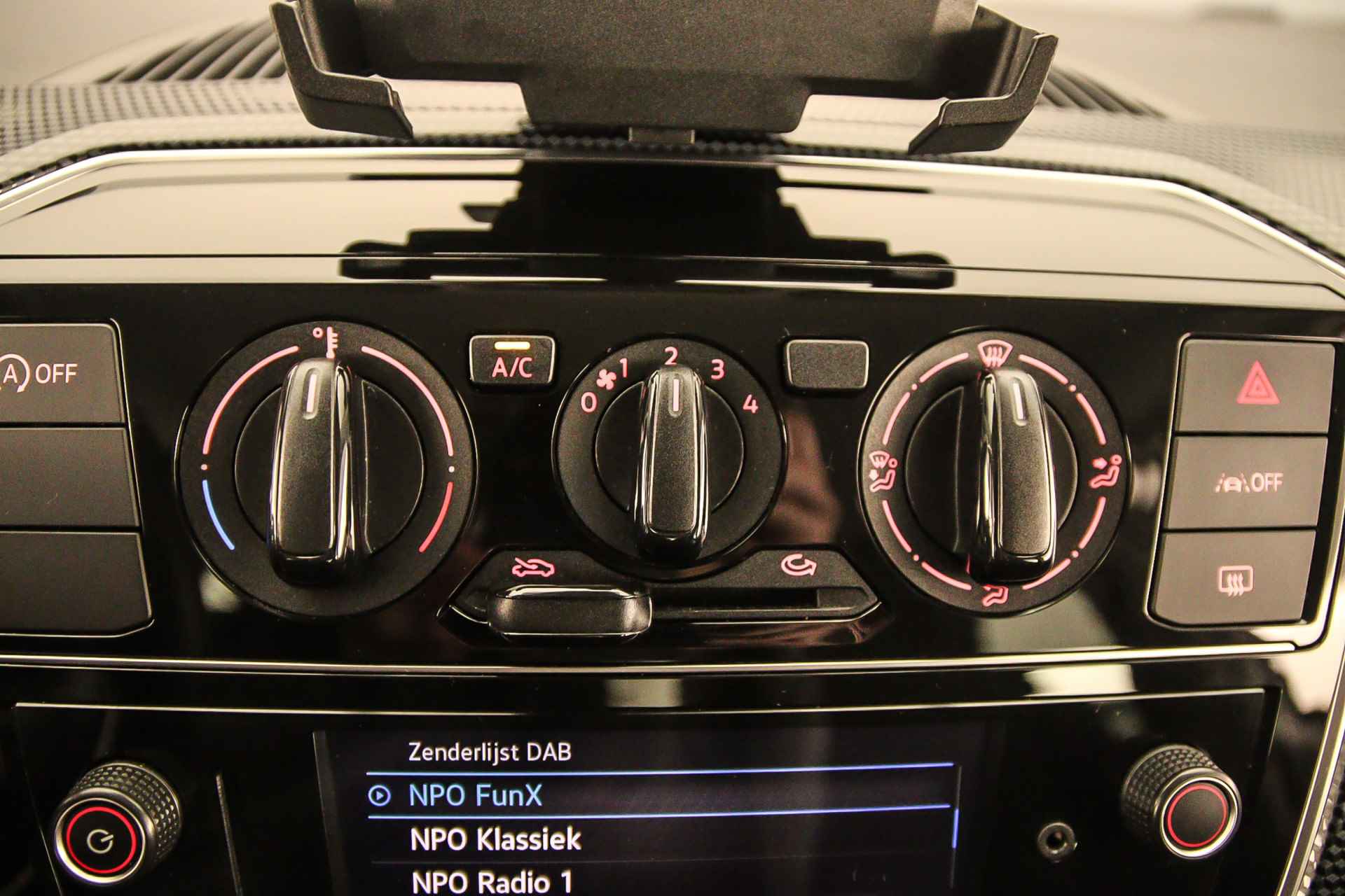 Volkswagen up! Move Up 1.0 MPI 65pk Airco, DAB, Bluetooth, Radio, Elektrische ramen voor, LED dagrijverlichting - 15/31